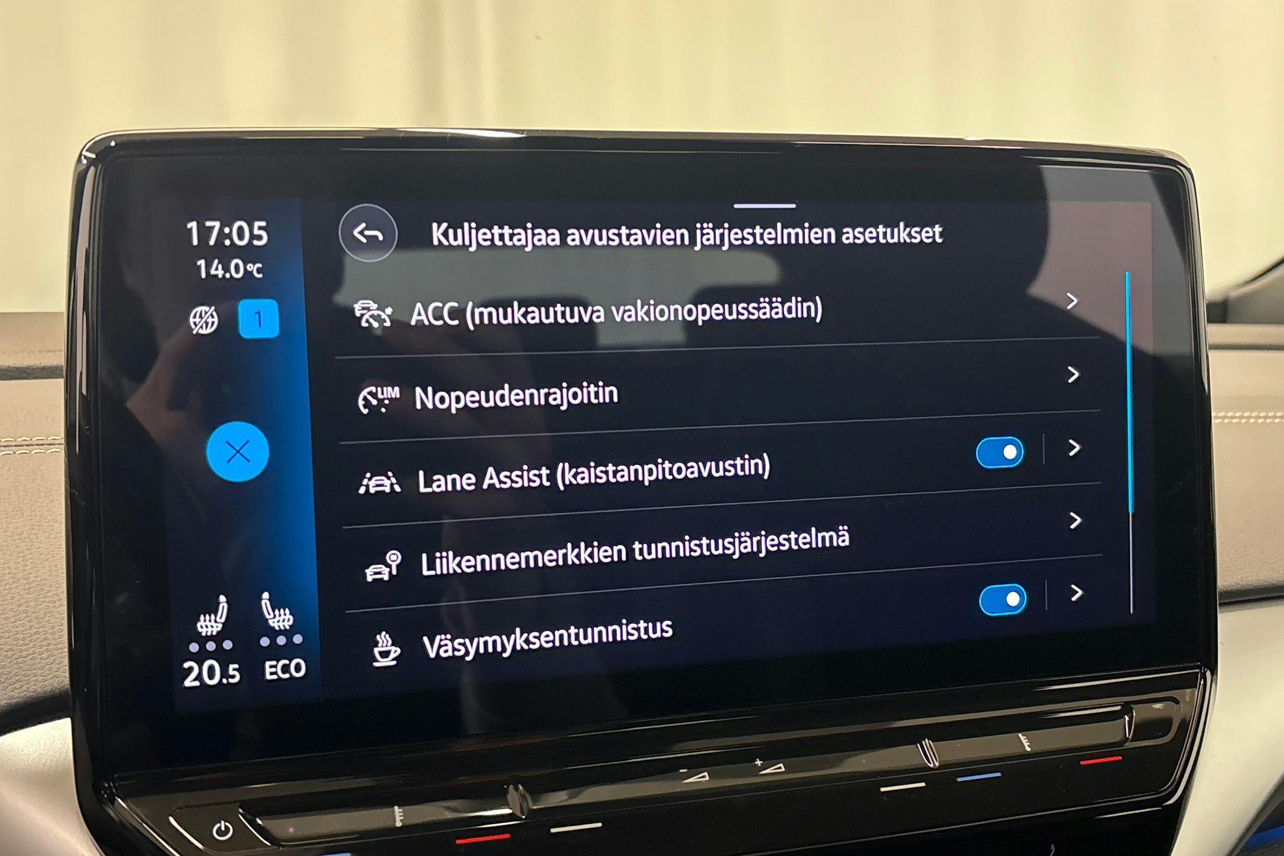 valkoinen Volkswagen ID.5 2023 kuva 23.