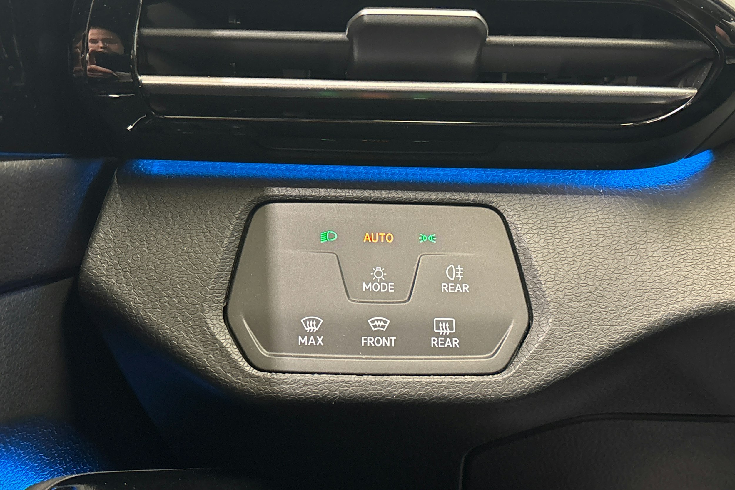 valkoinen Volkswagen ID.5 2023 kuva 28.