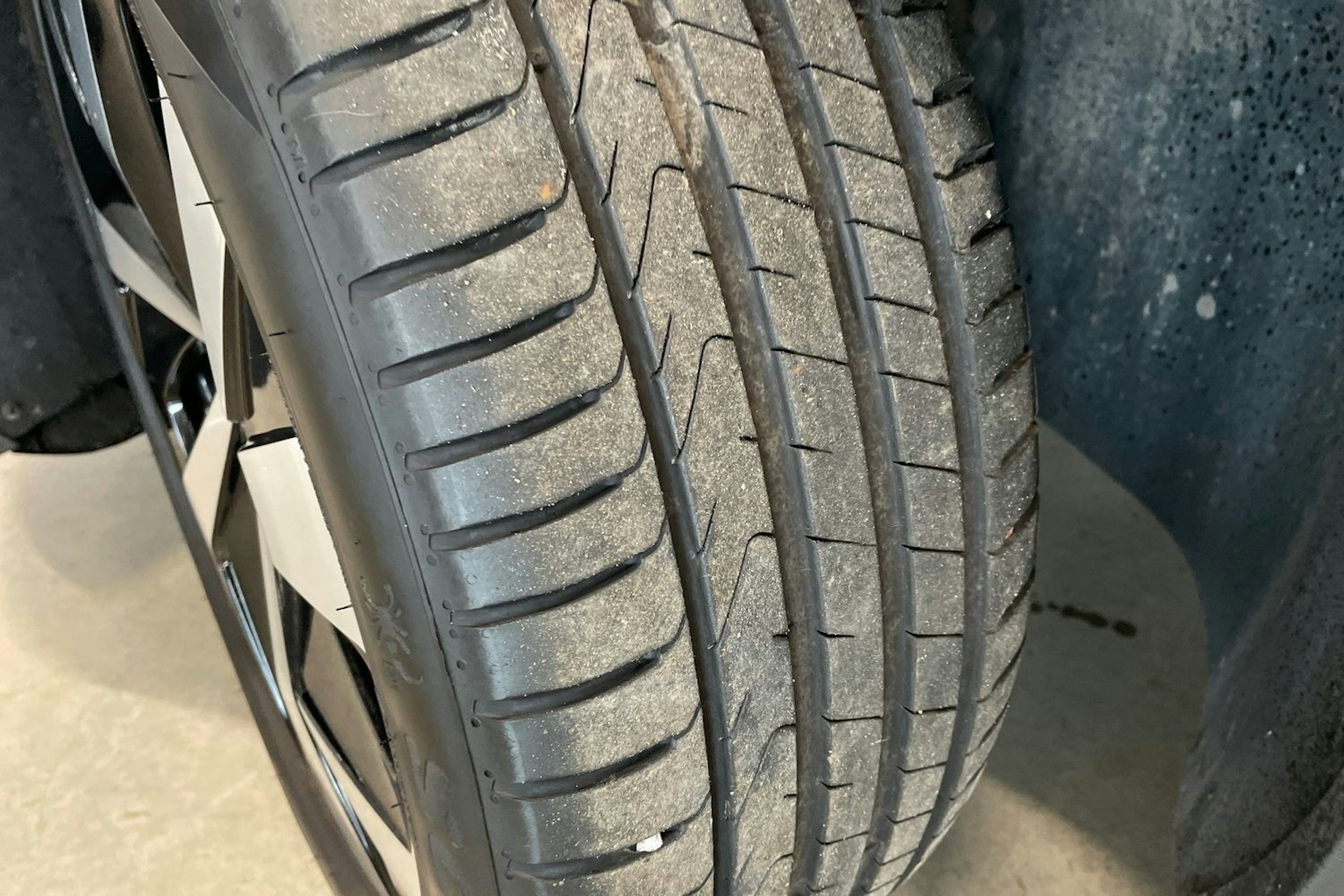 valkoinen Volkswagen ID.5 2023 kuva 13.