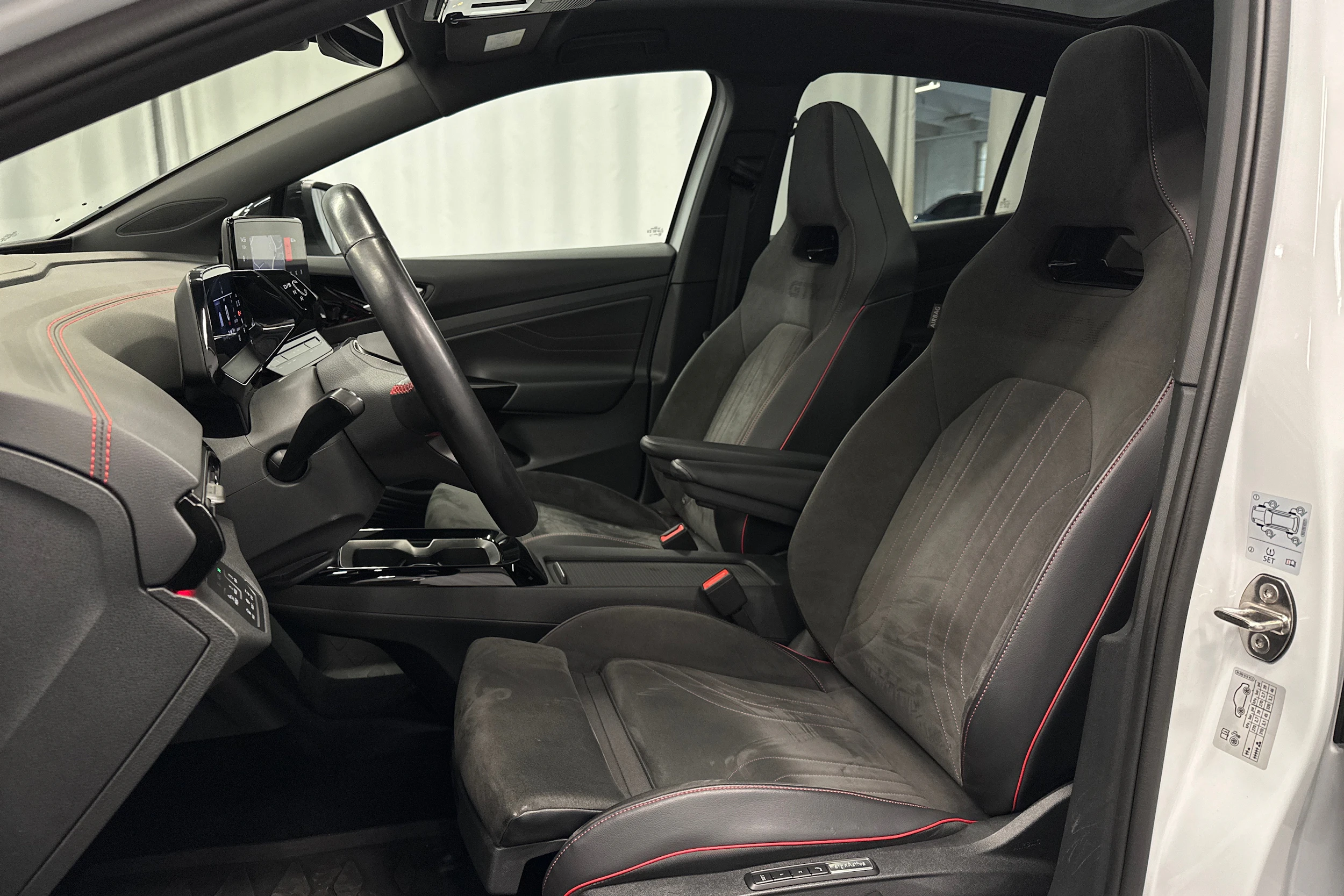 valkoinen Volkswagen ID.5 2023 kuva 14.