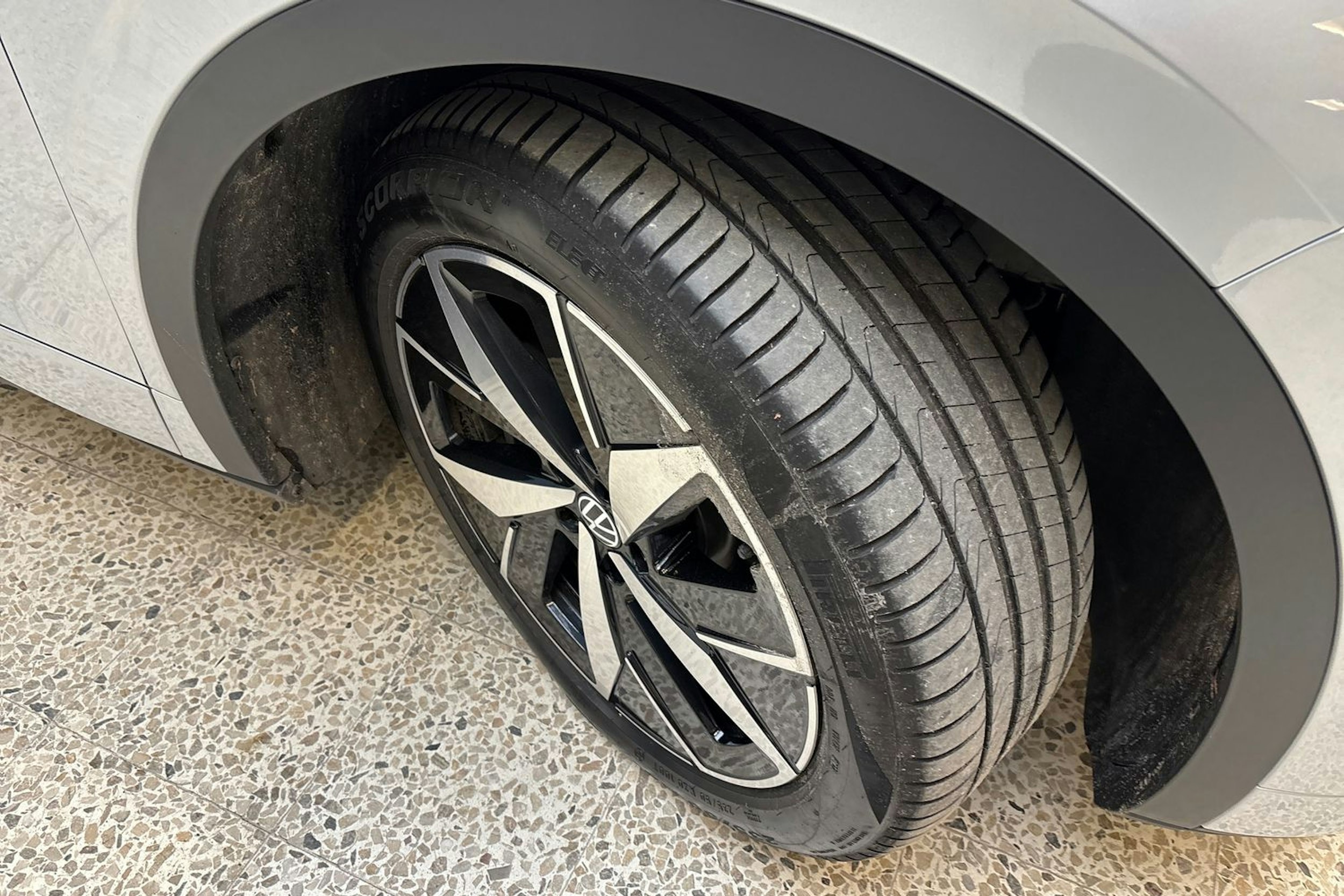 harmaa Volkswagen ID.5 2023 kuva 13.