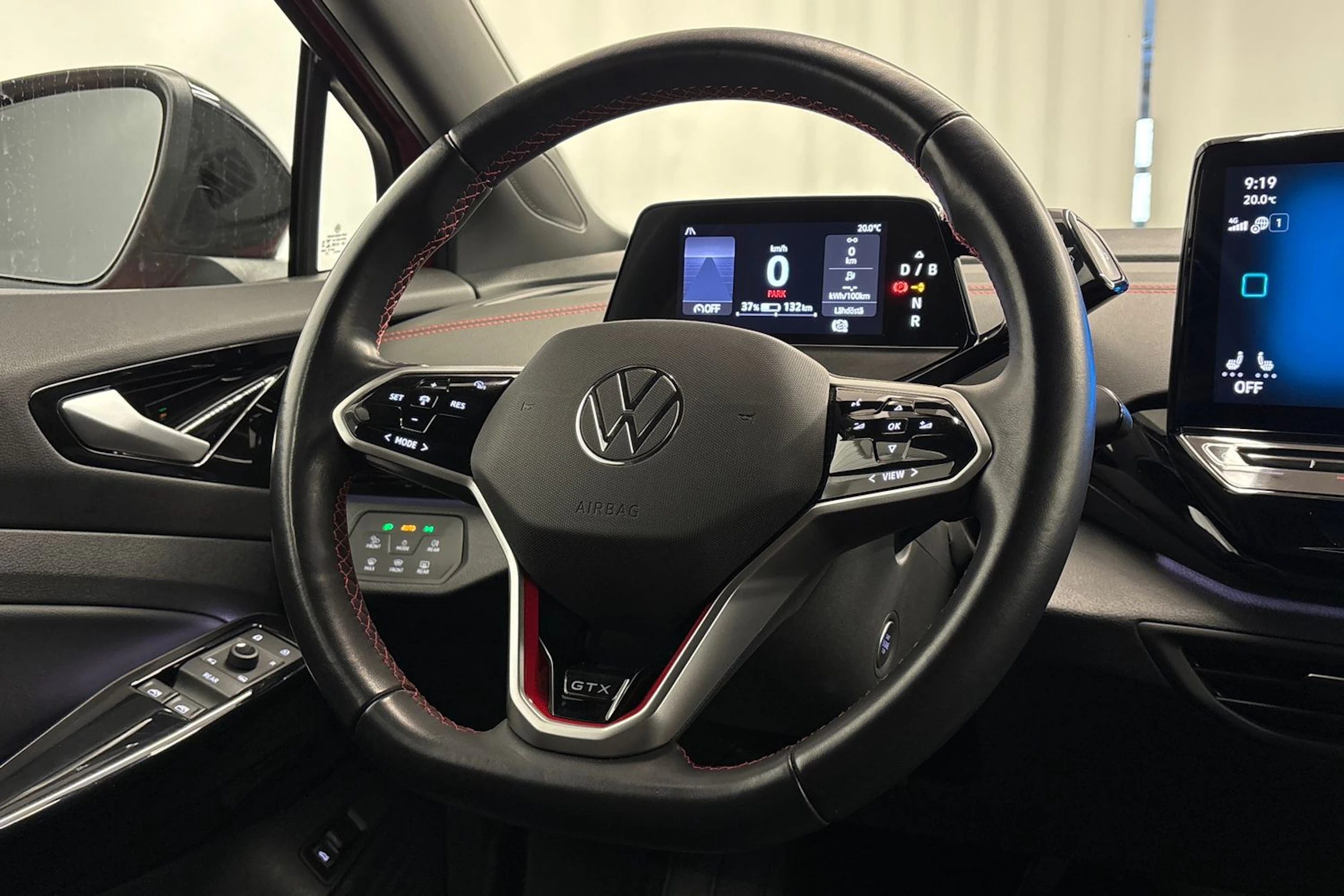 punainen Volkswagen ID.5 2023 kuva 16.