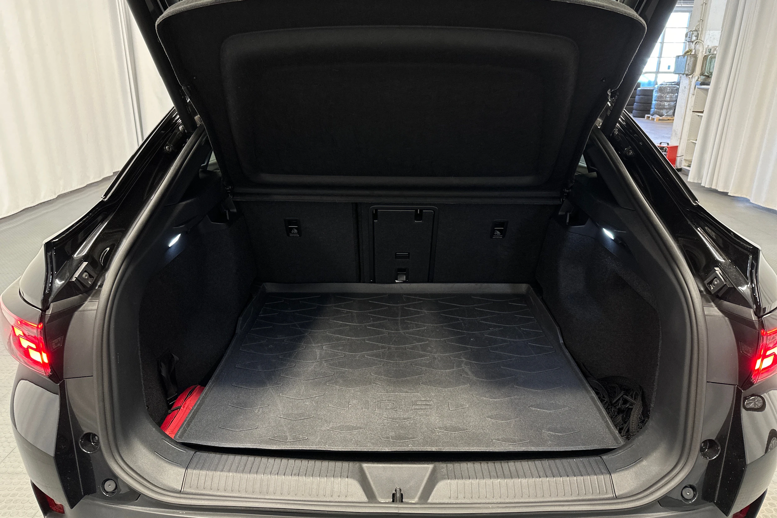 musta Volkswagen ID.5 2023 kuva 15.