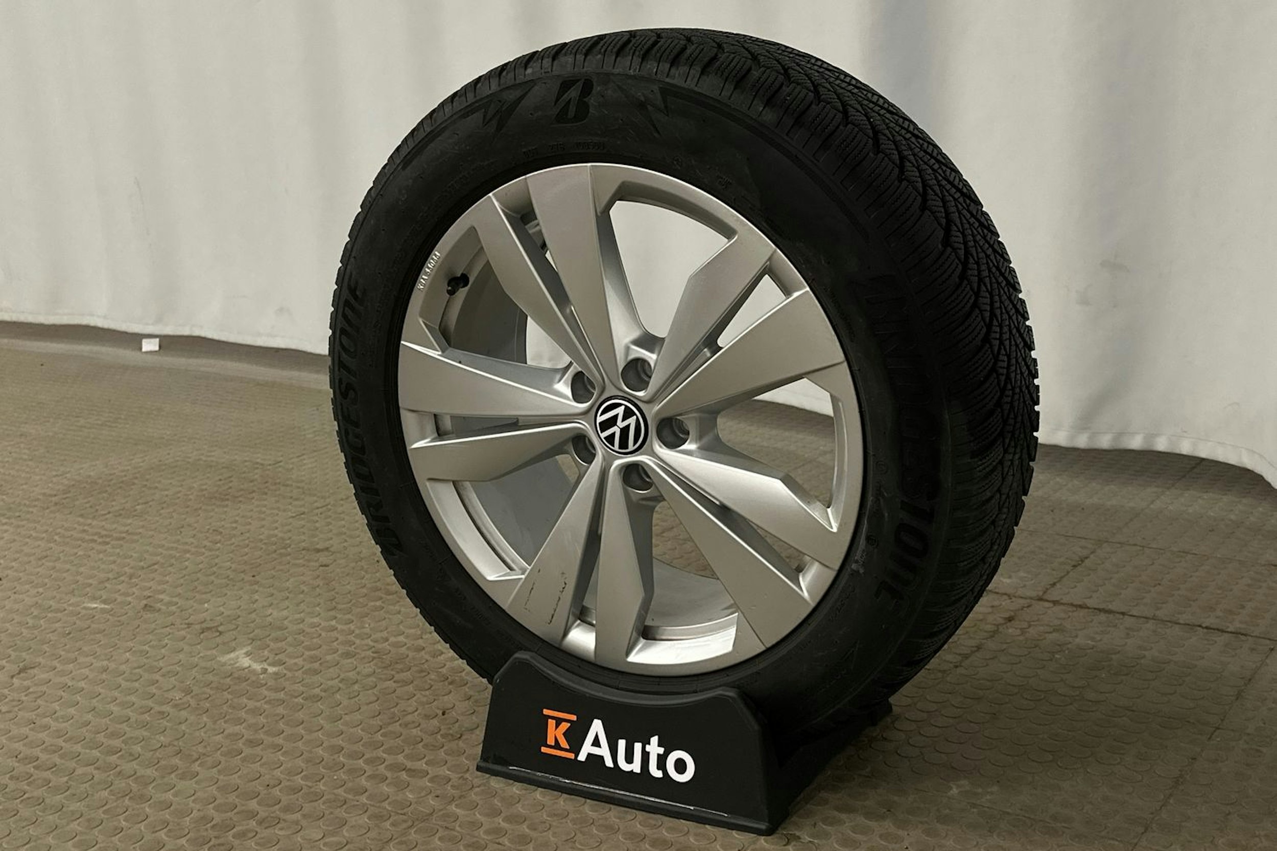 harmaa Volkswagen ID.5 2023 kuva 13.