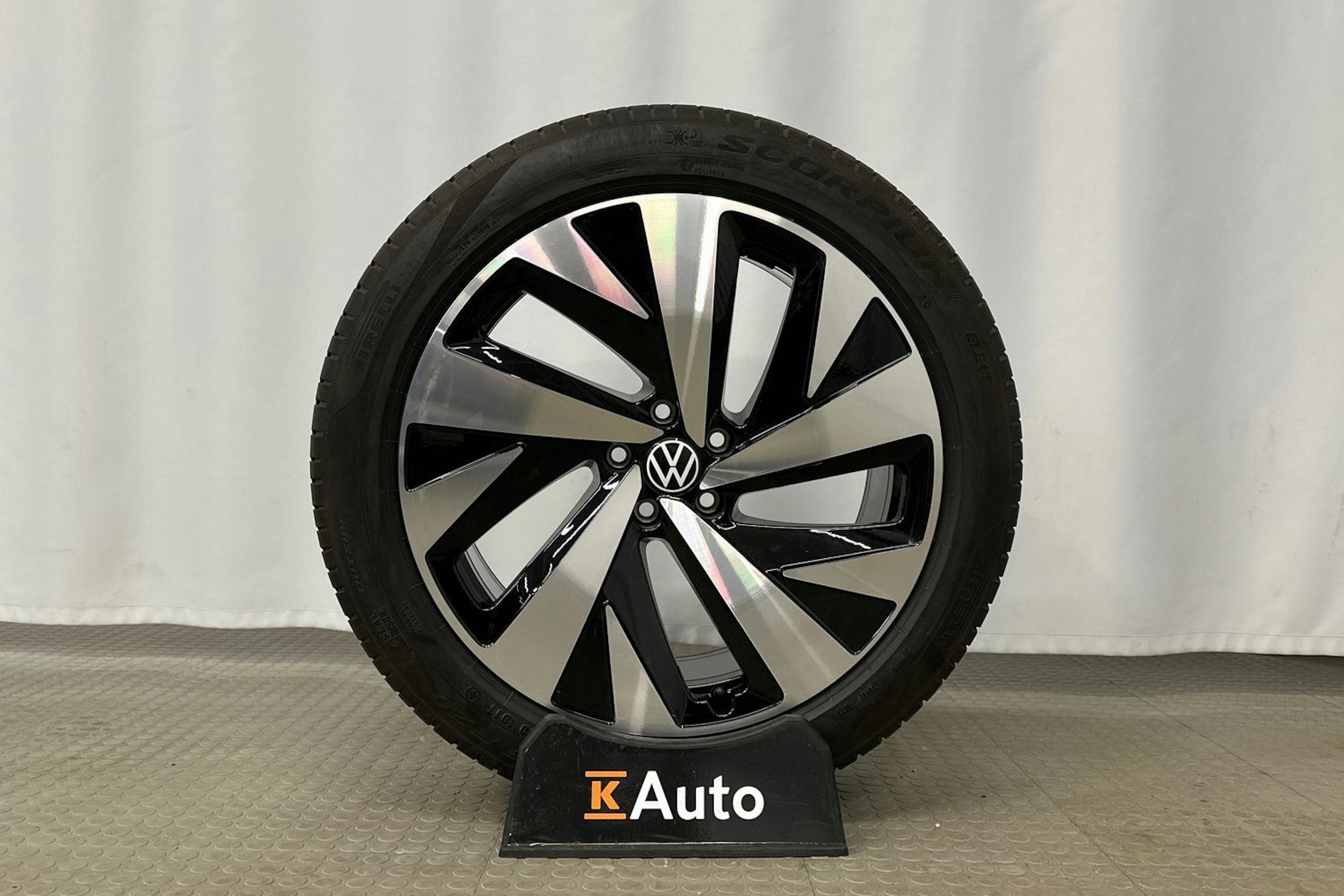 sininen Volkswagen ID.5 2023 kuva 13.