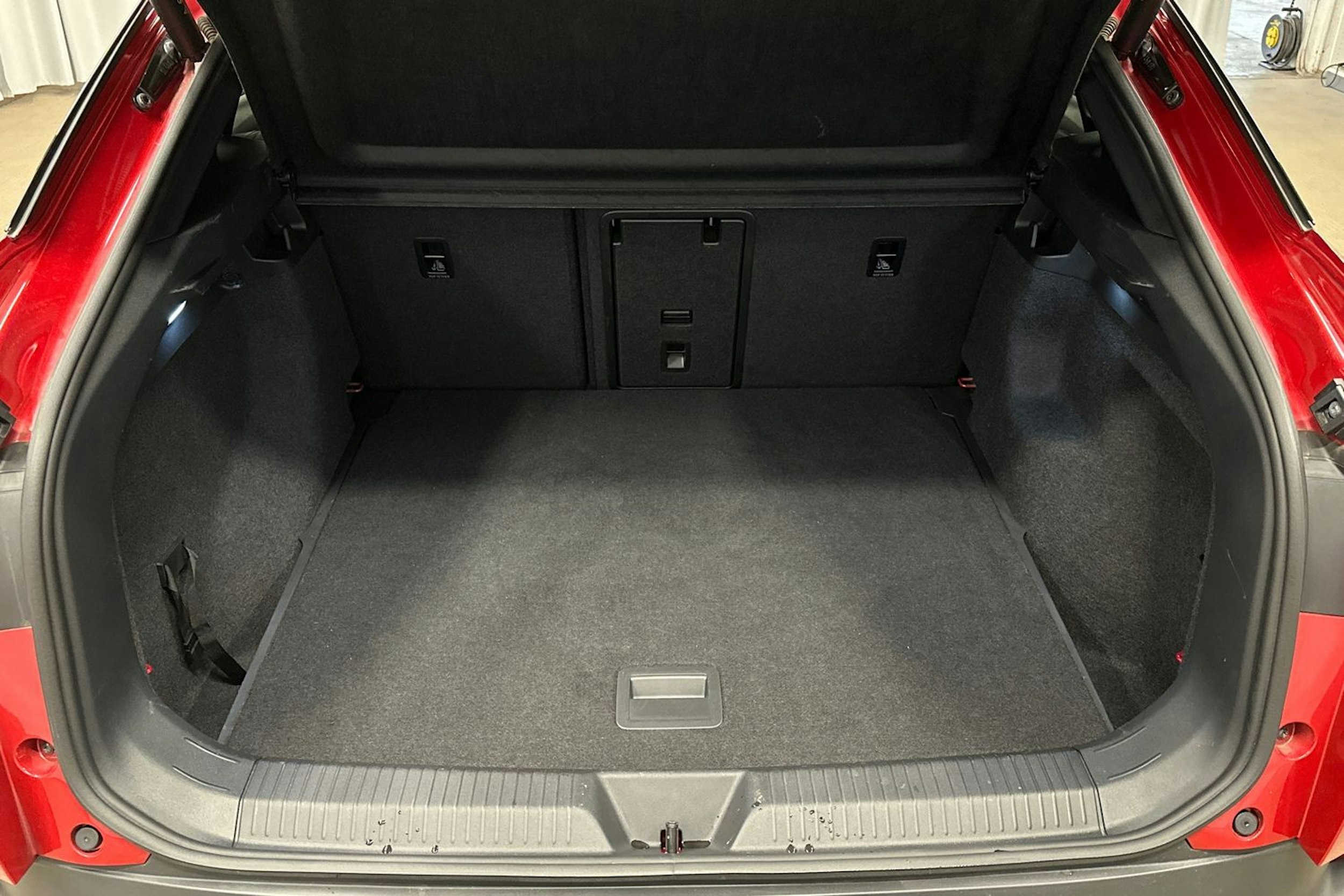punainen Volkswagen ID.5 2024 kuva 18.