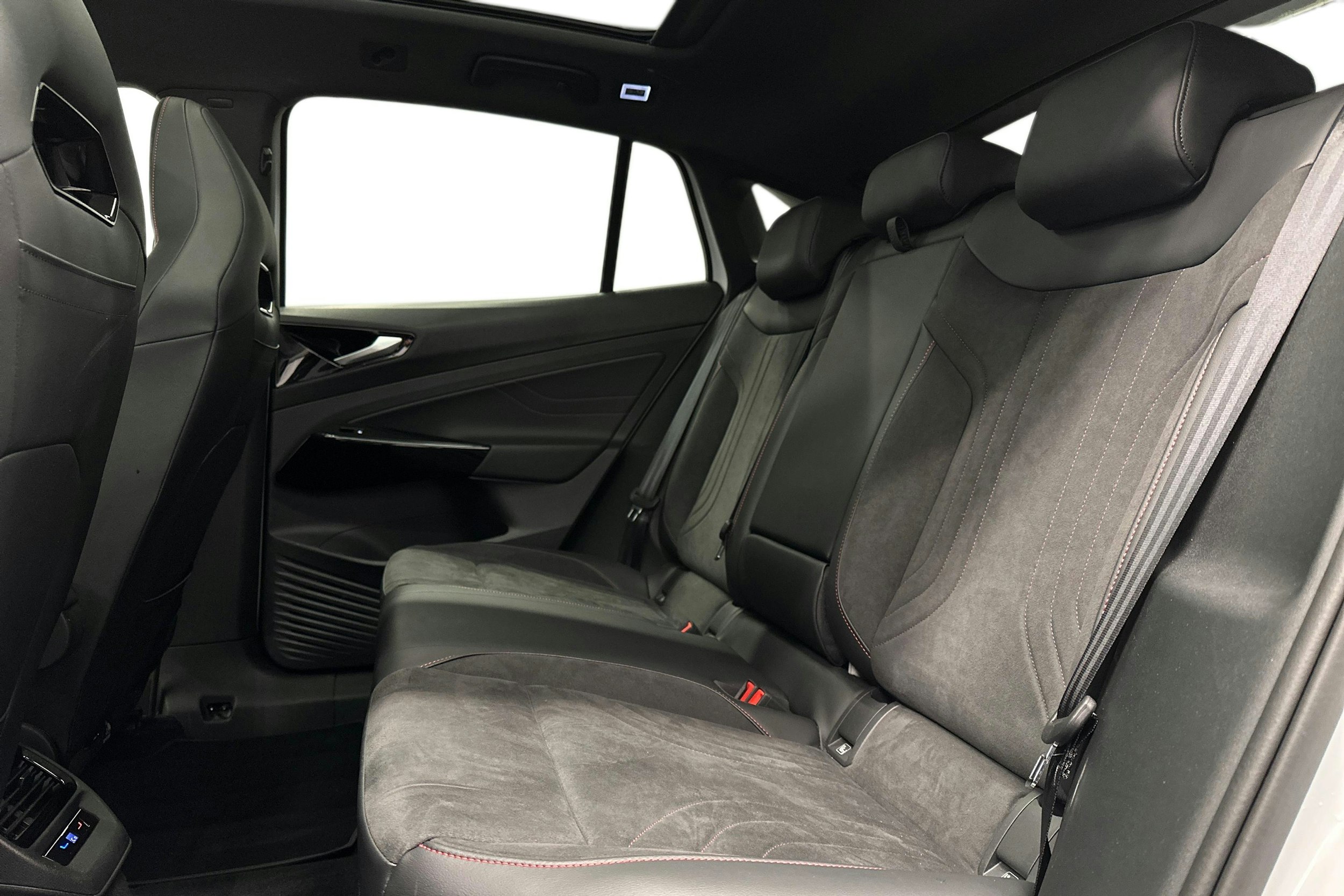 valkoinen Volkswagen ID.5 2024 kuva 10.