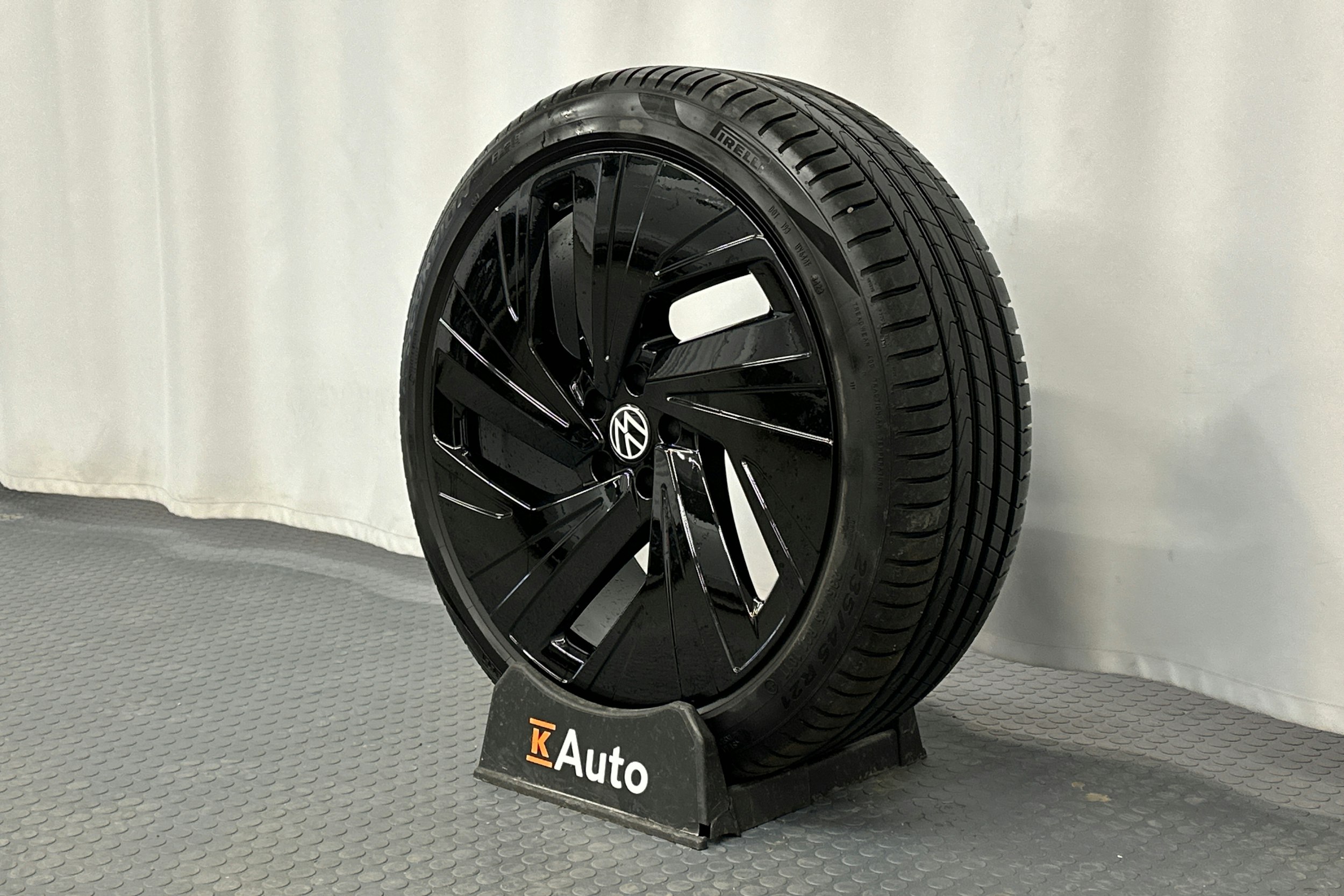 valkoinen Volkswagen ID.5 2024 kuva 13.