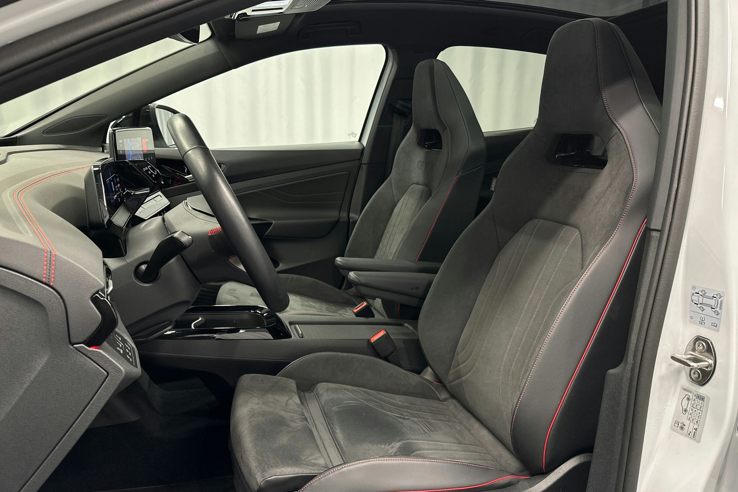 valkoinen Volkswagen ID.5 2024 kuva 18.