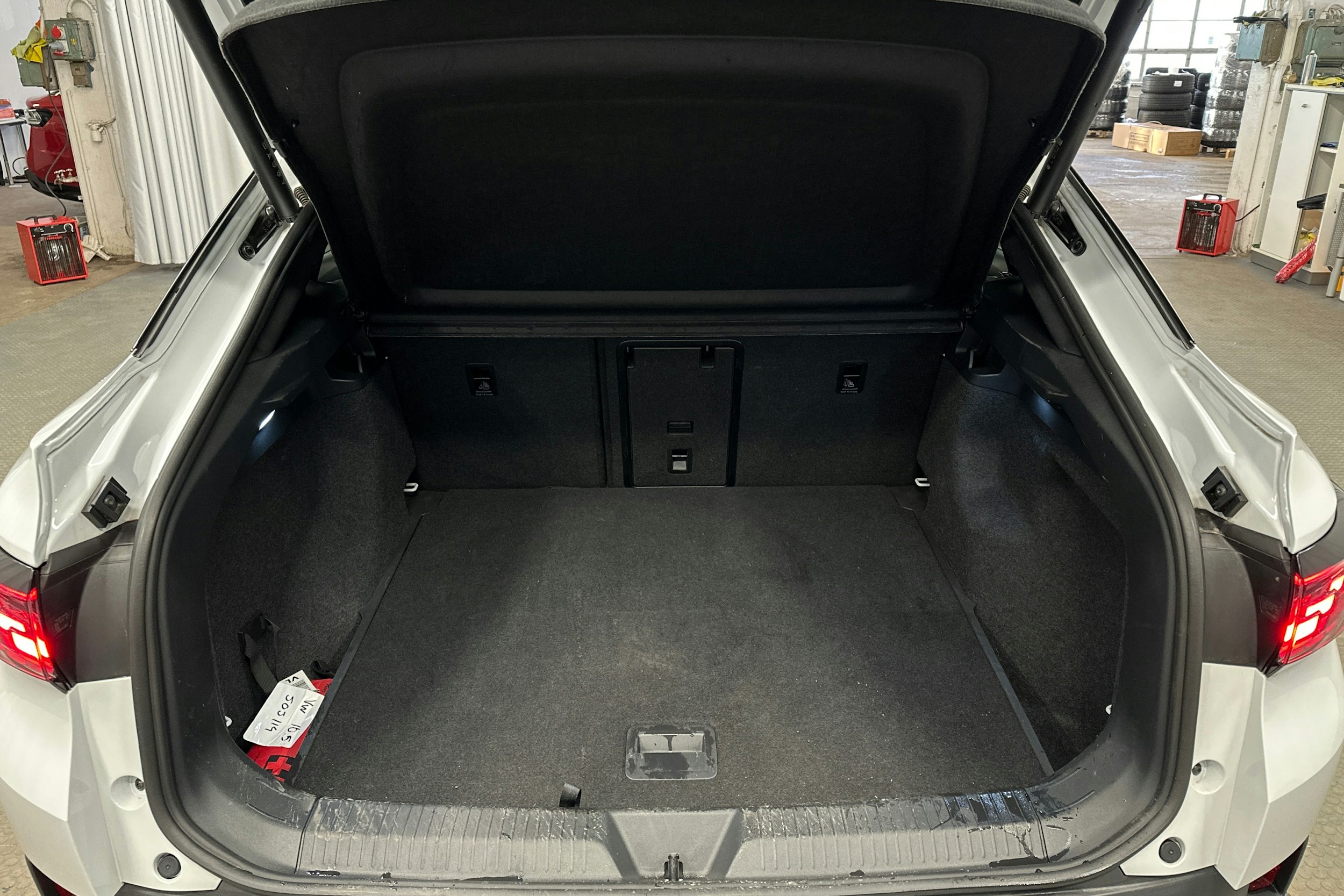 valkoinen Volkswagen ID.5 2024 kuva 14.