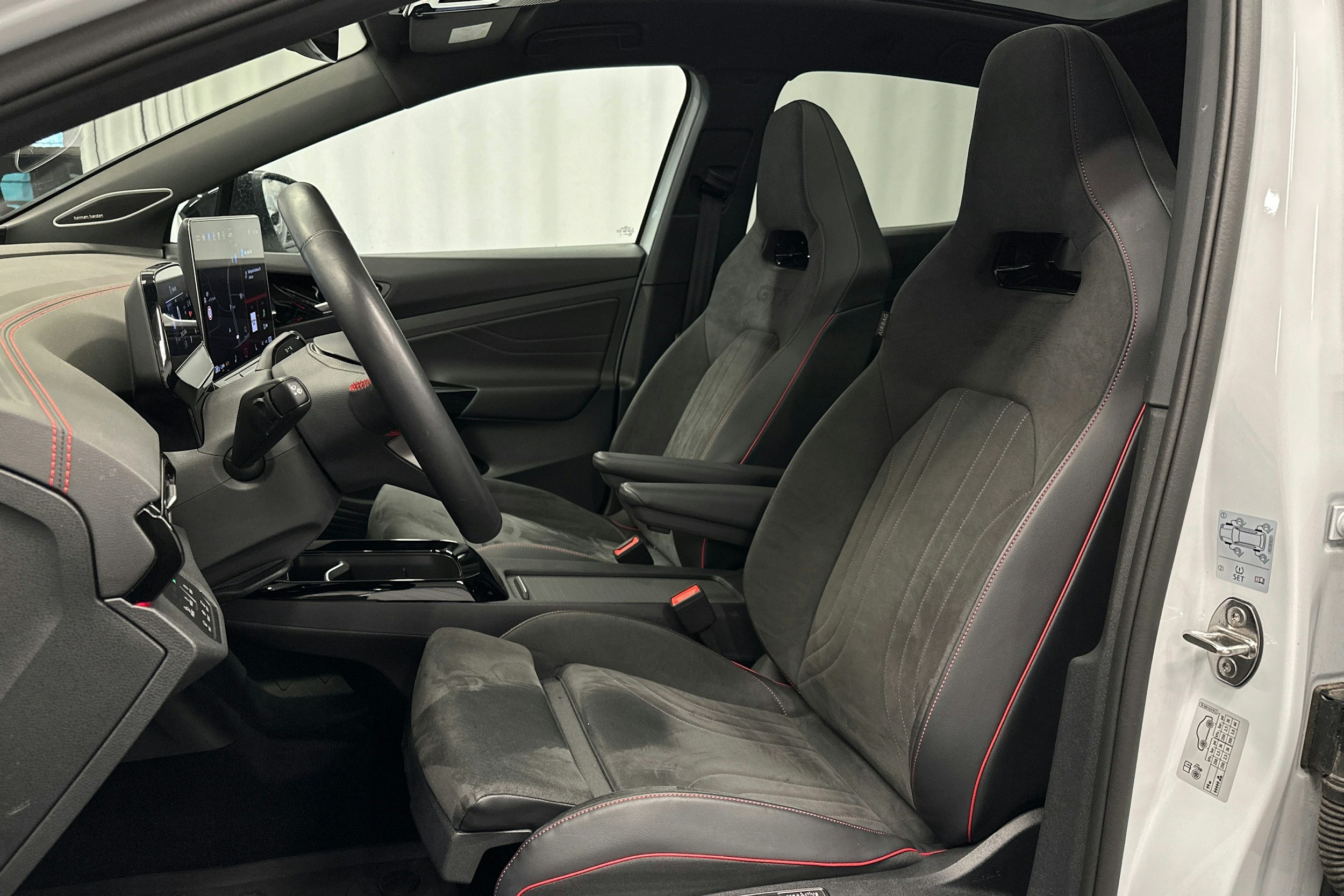 valkoinen Volkswagen ID.5 2024 kuva 18.