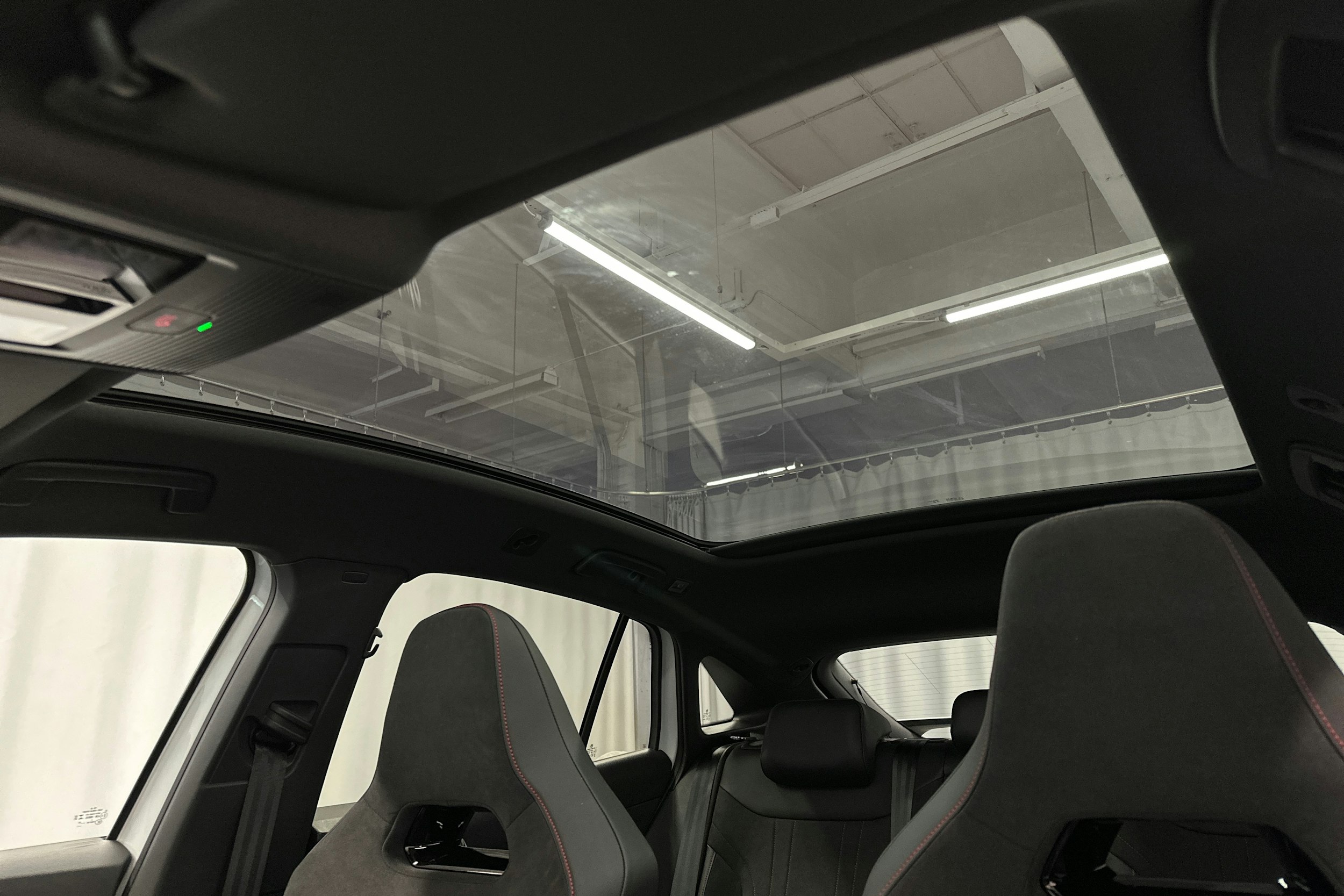 valkoinen Volkswagen ID.5 2024 kuva 38.