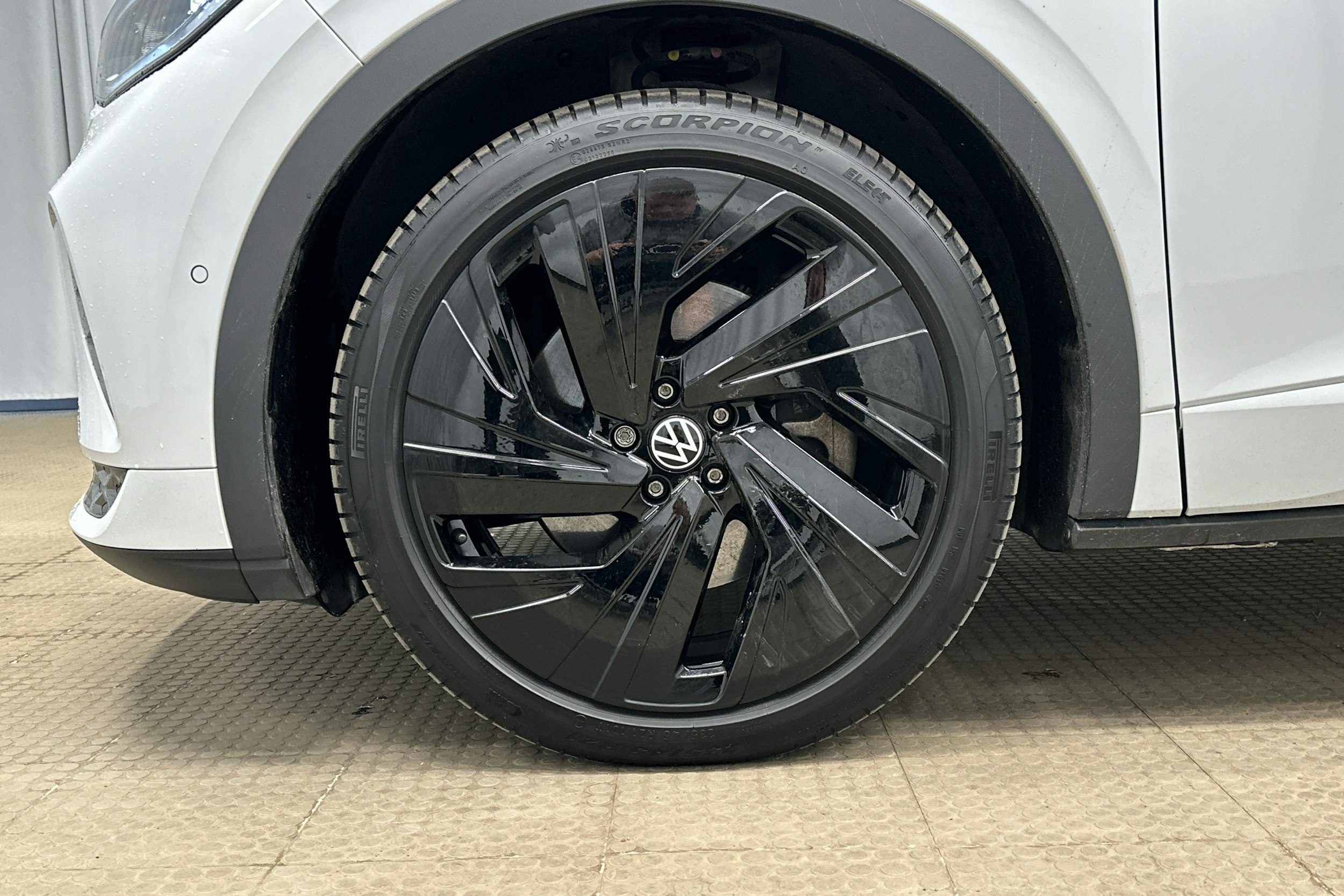 valkoinen Volkswagen ID.5 2024 kuva 28.