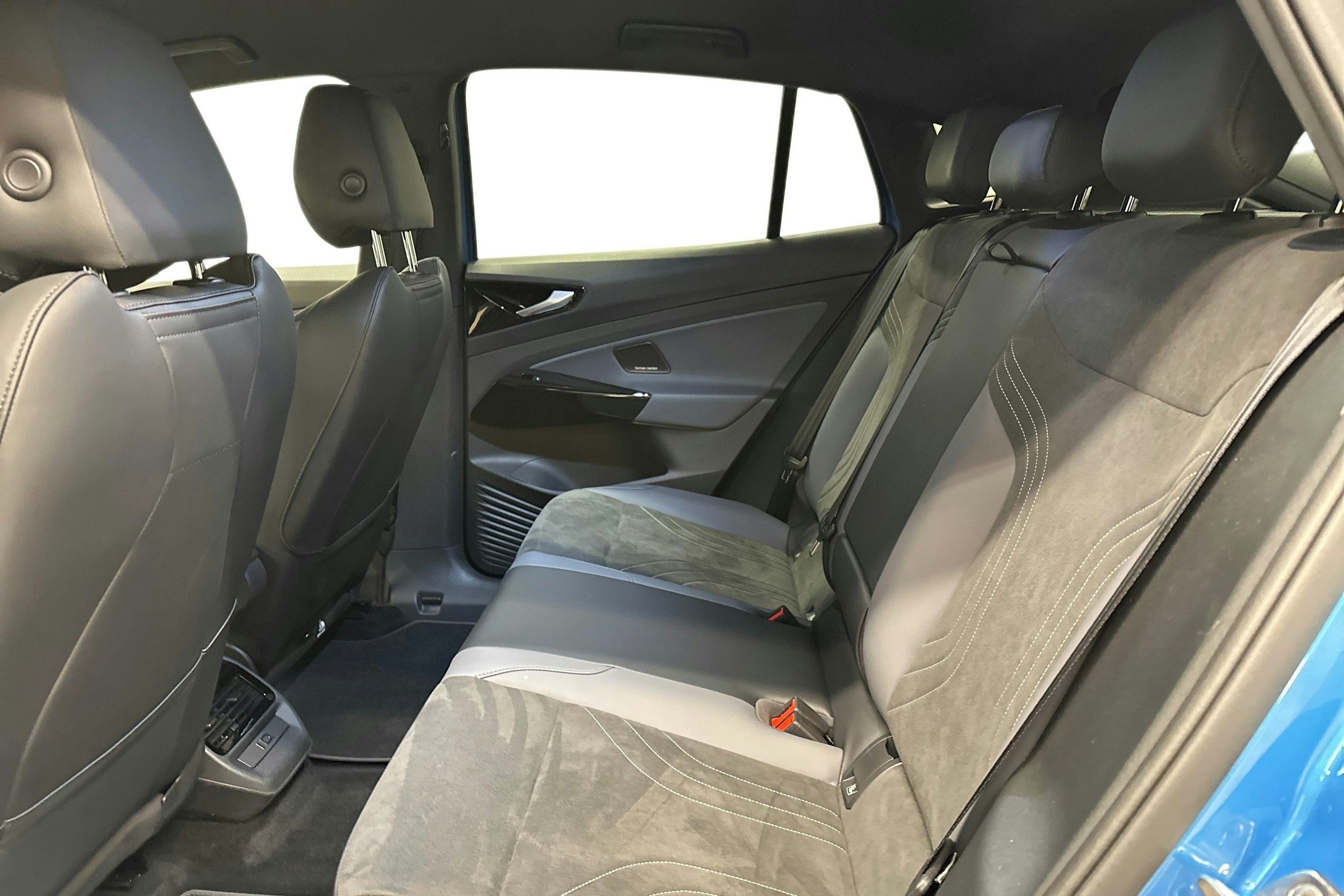 sininen Volkswagen ID.5 2025 kuva 10.