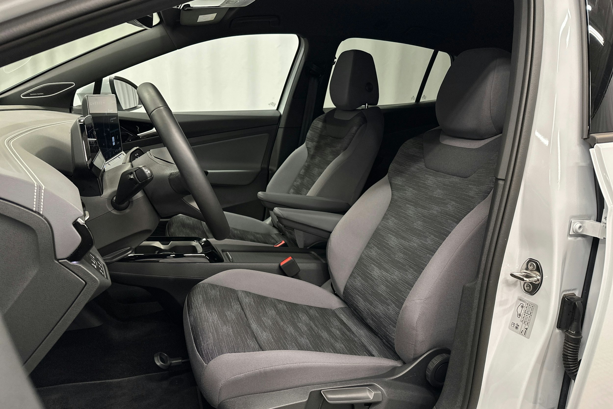 valkoinen Volkswagen ID.5 2025 kuva 17.