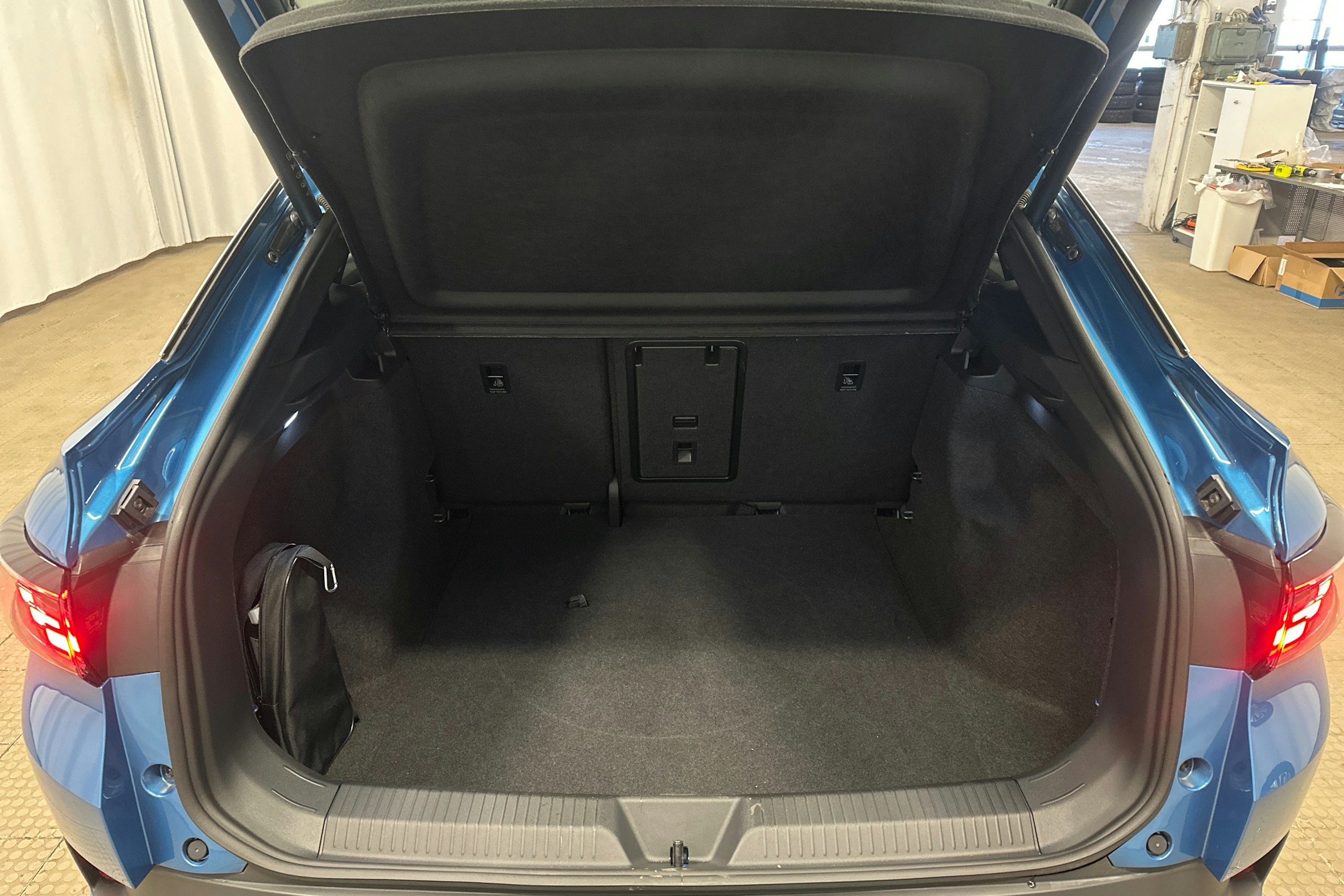 sininen Volkswagen ID.5 2025 kuva 14.