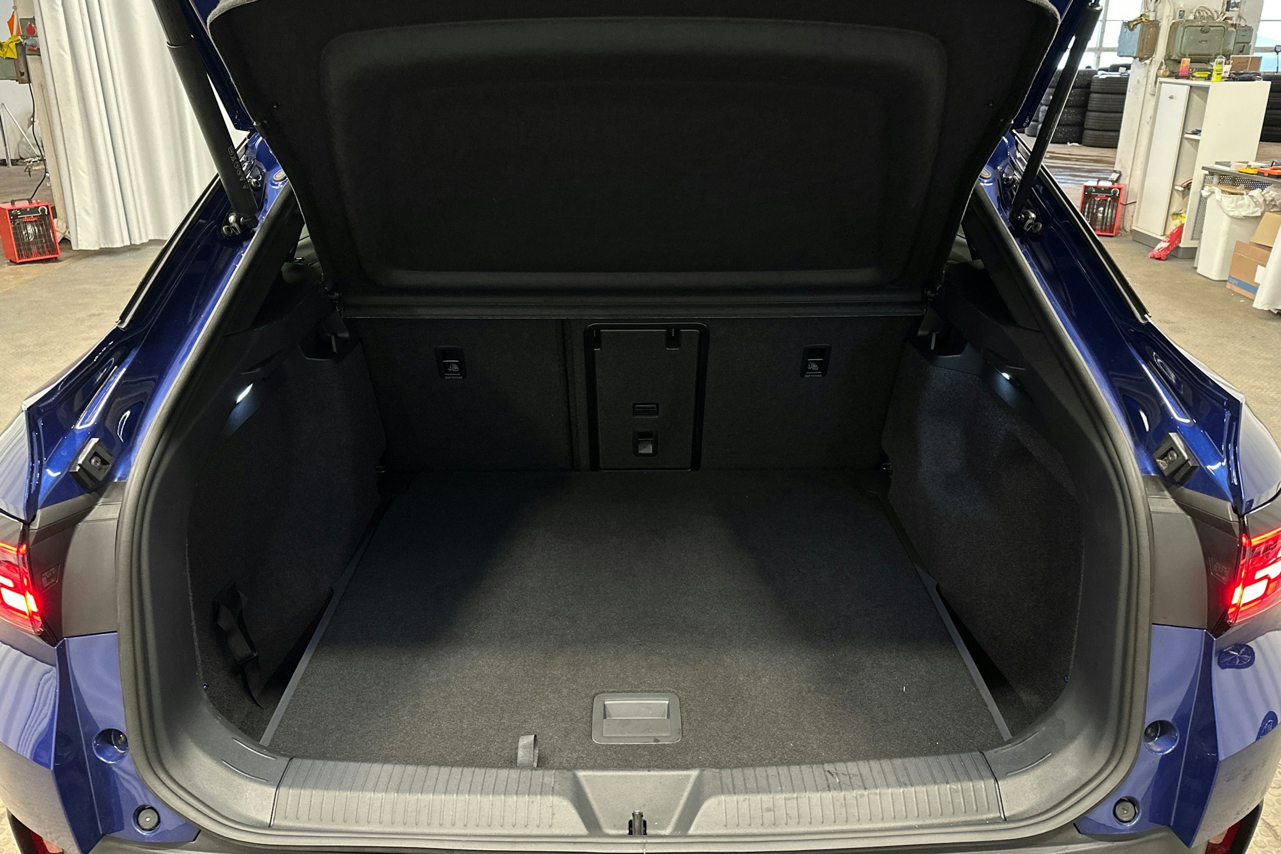 sininen Volkswagen ID.5 2025 kuva 14.