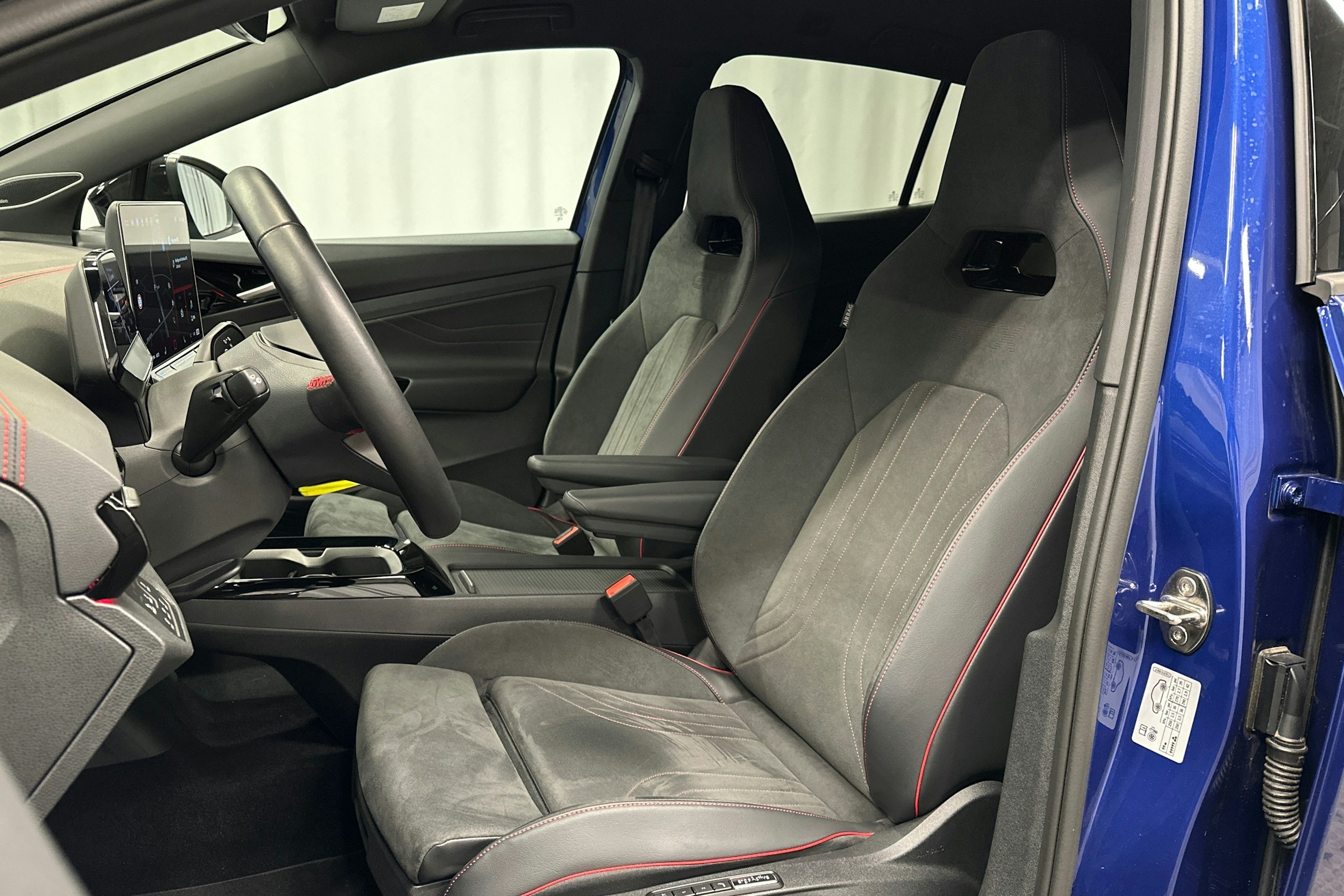 sininen Volkswagen ID.5 2025 kuva 17.