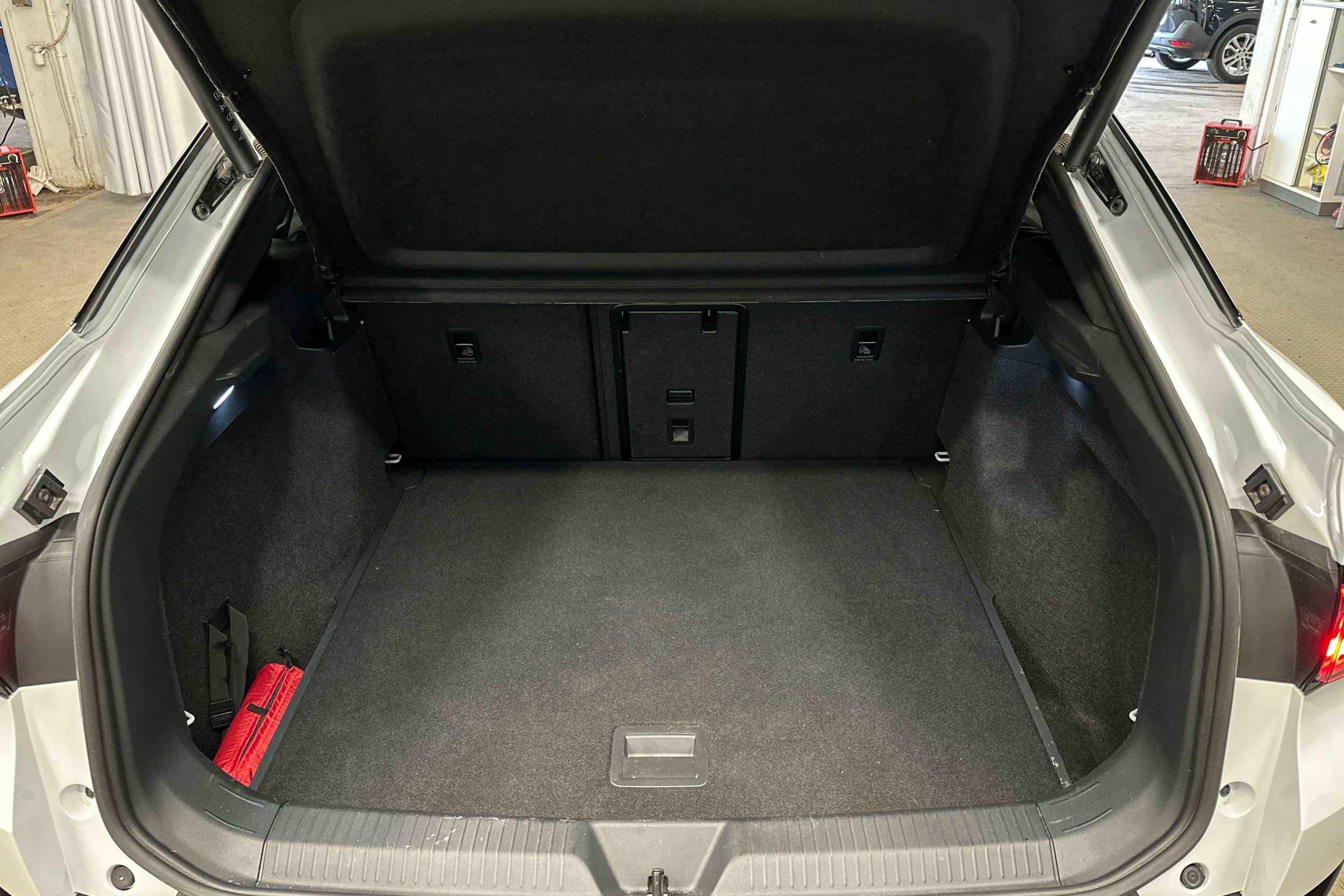 valkoinen Volkswagen ID.5 2025 kuva 11.