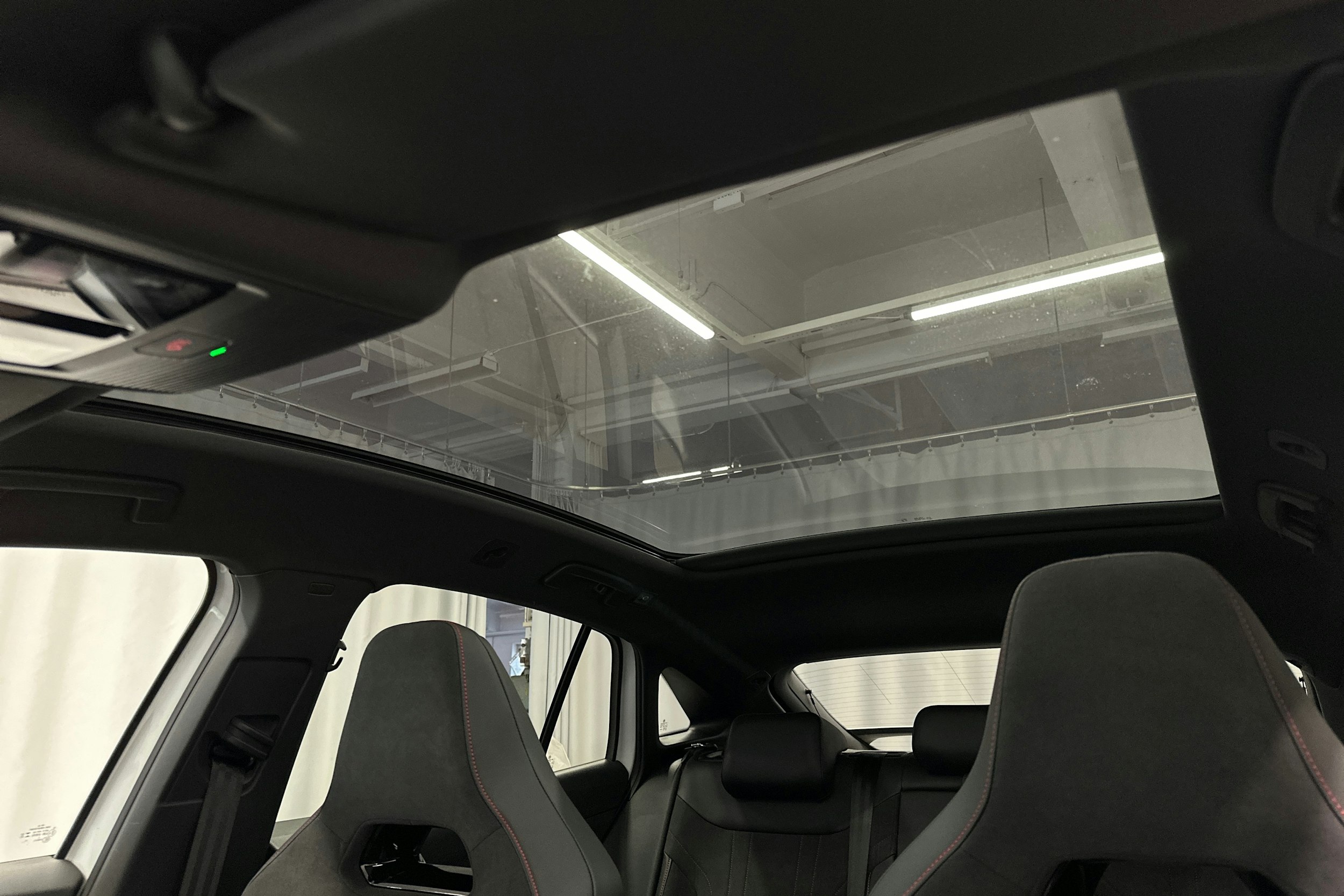 valkoinen Volkswagen ID.5 2025 kuva 36.