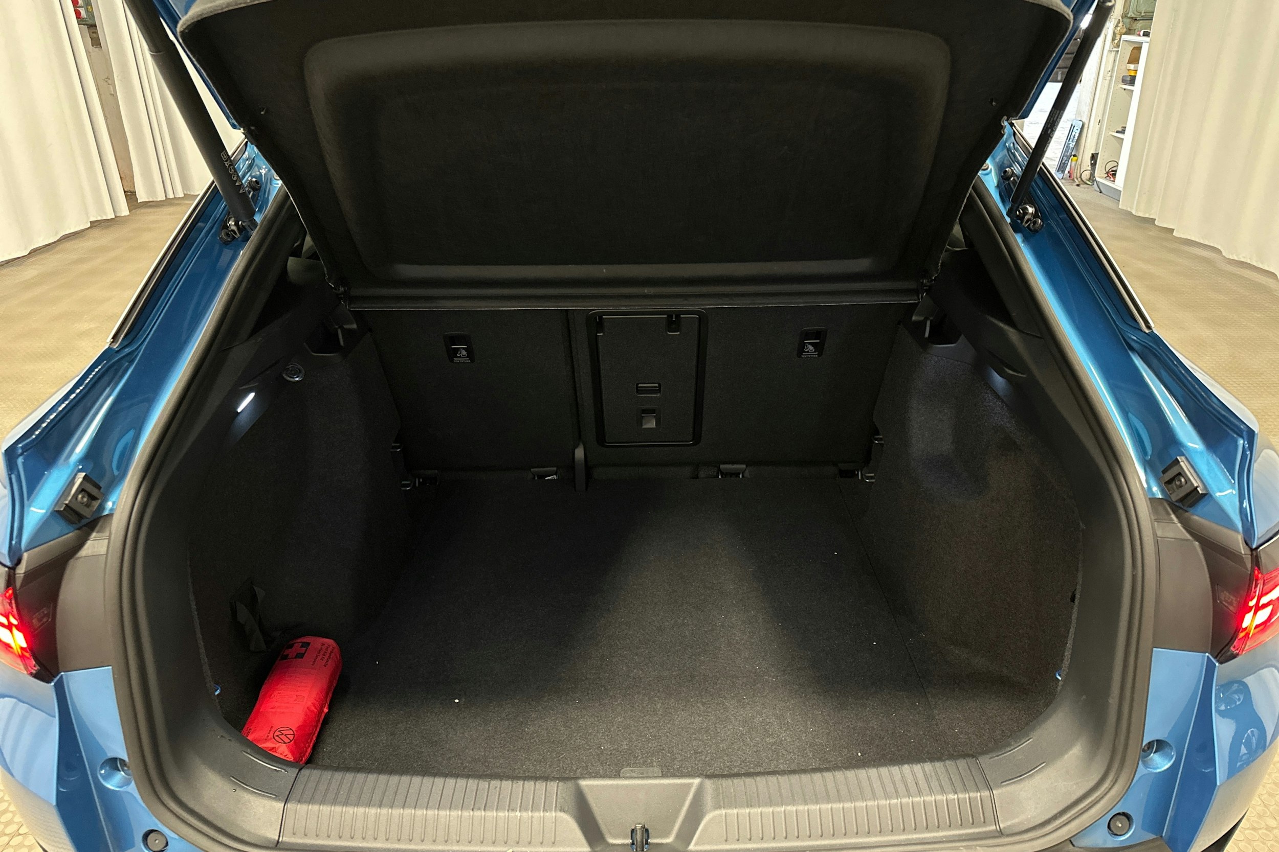 sininen Volkswagen ID.5 2025 kuva 14.