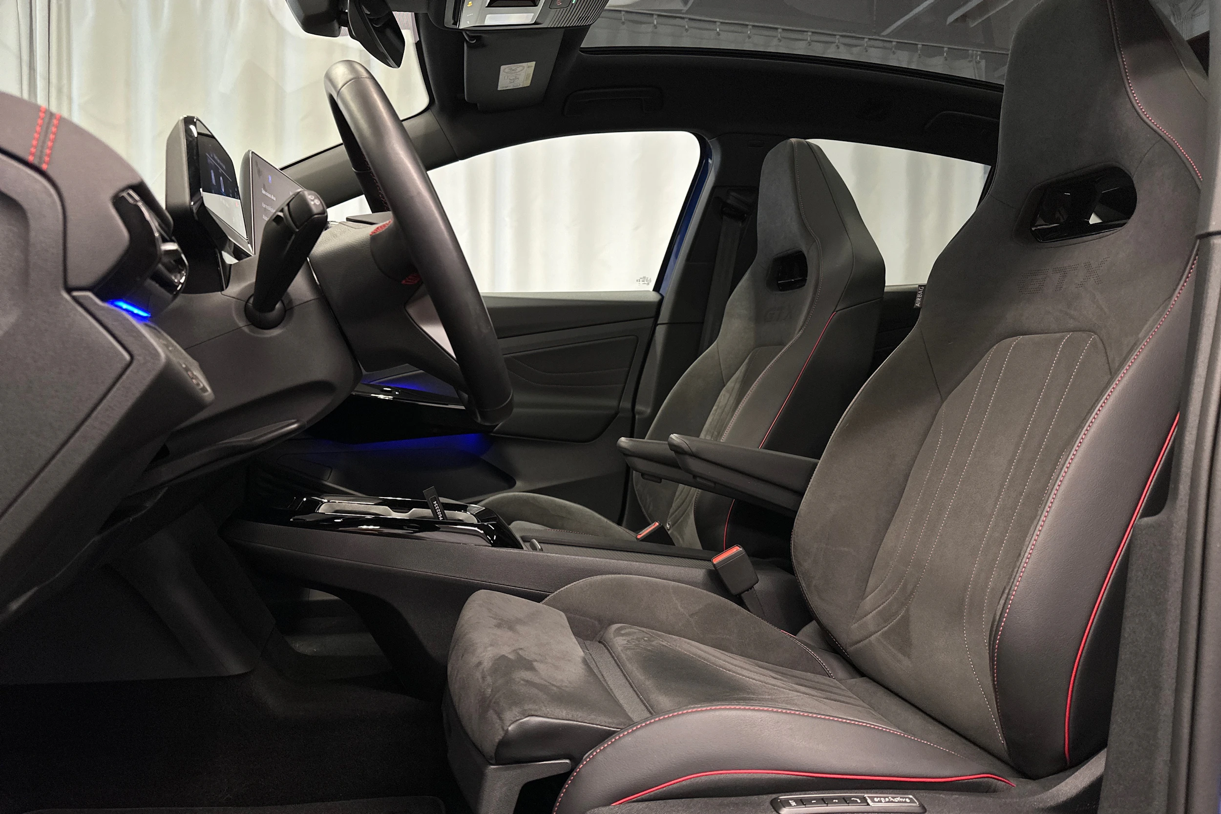 sininen Volkswagen ID.5 2025 kuva 28.