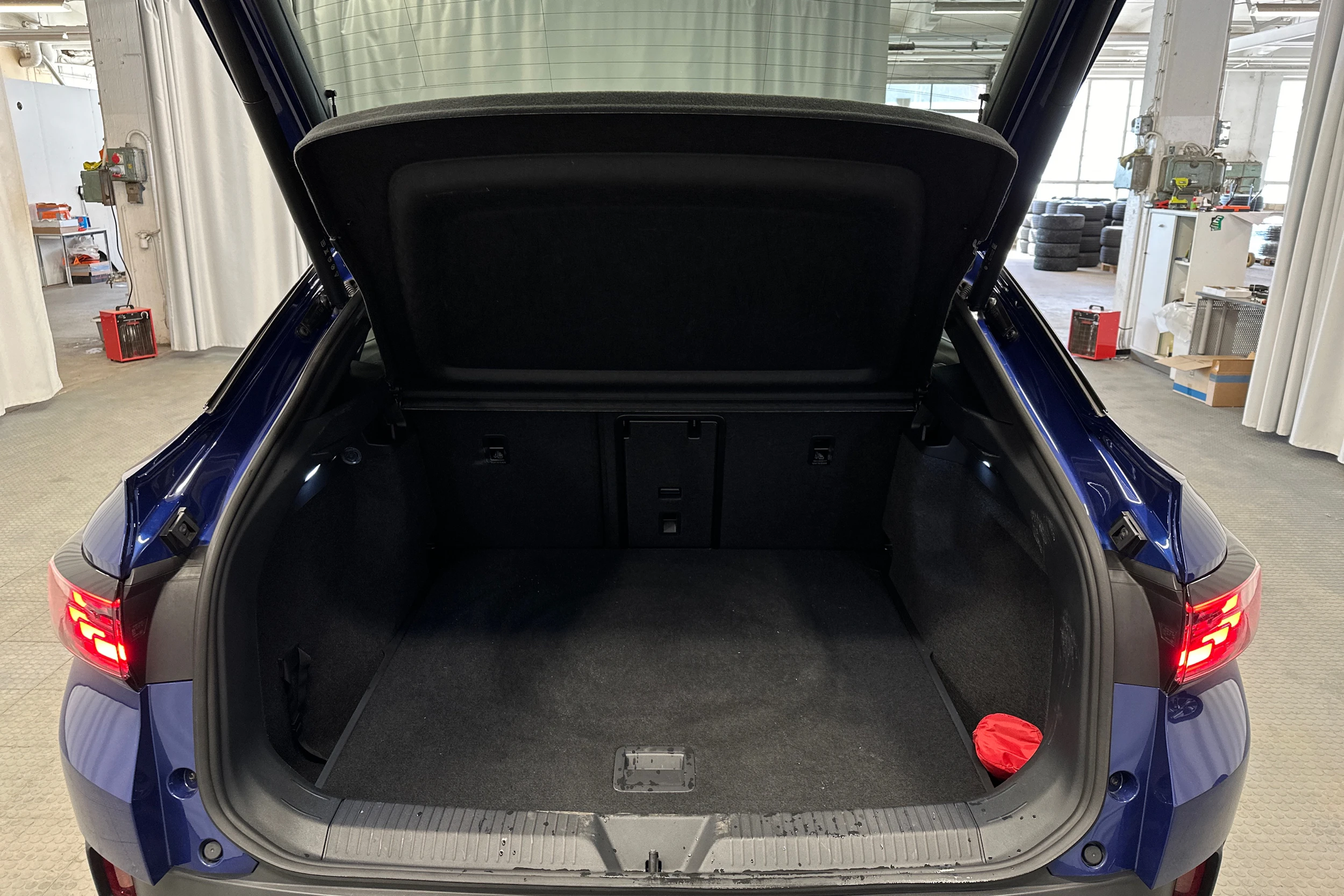 sininen Volkswagen ID.5 2025 kuva 32.