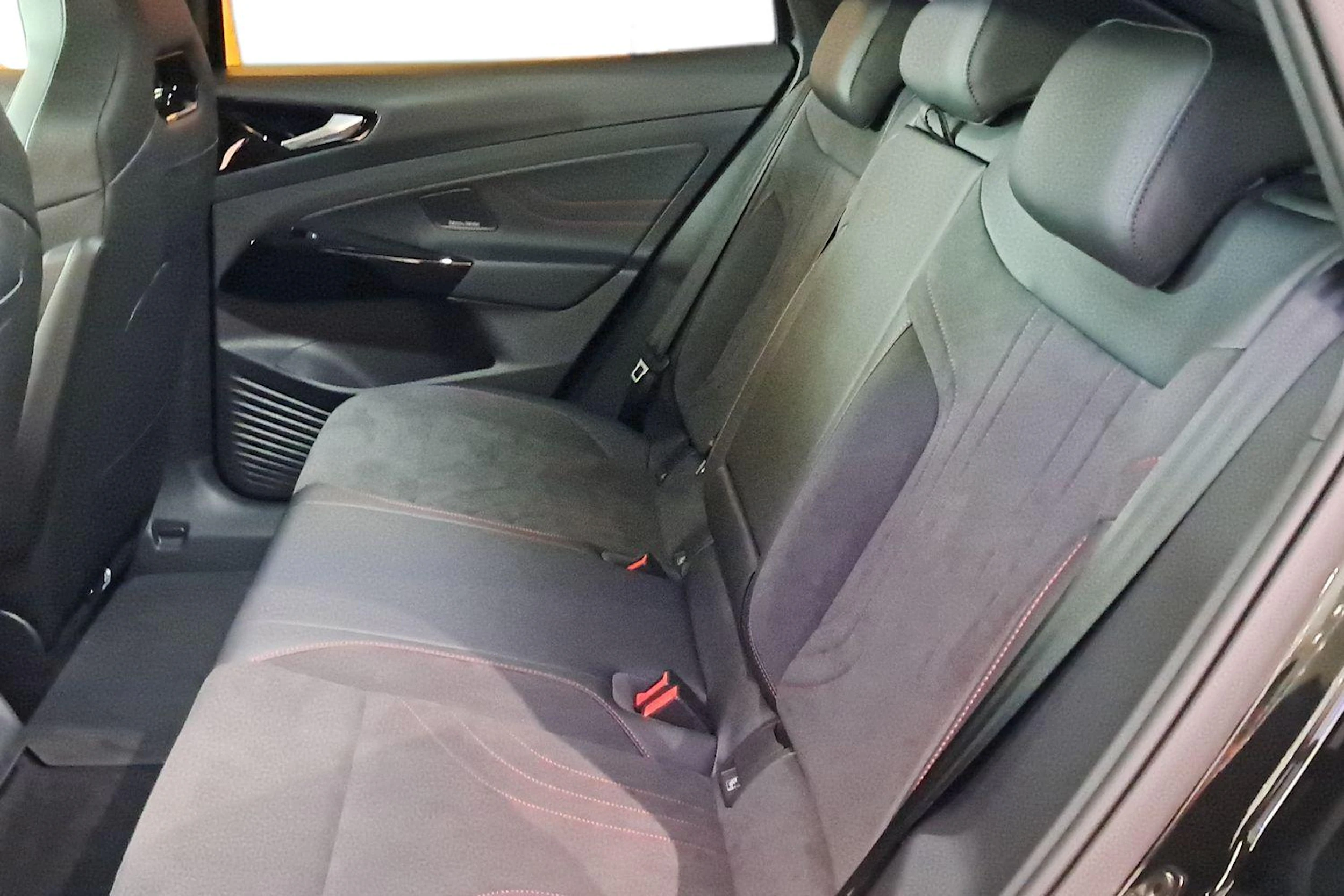 punainen Volkswagen ID.5 2026 kuva 8.