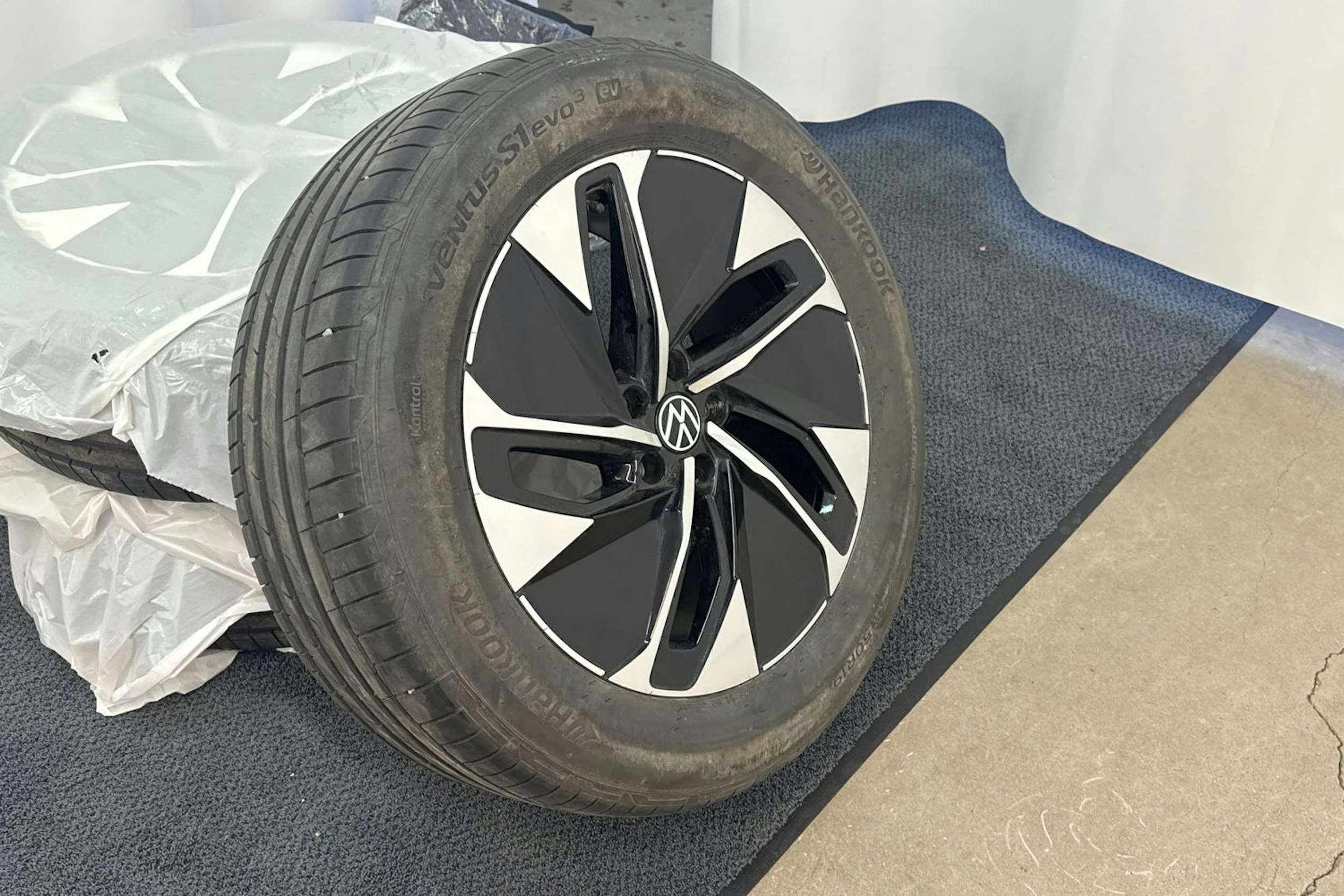 Musta Volkswagen ID.5 2023 kuva 13.