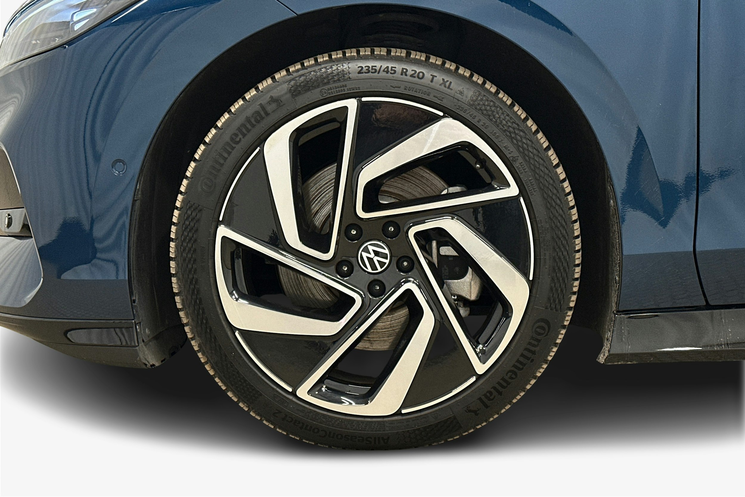 sininen Volkswagen ID.7 2023 kuva 11.