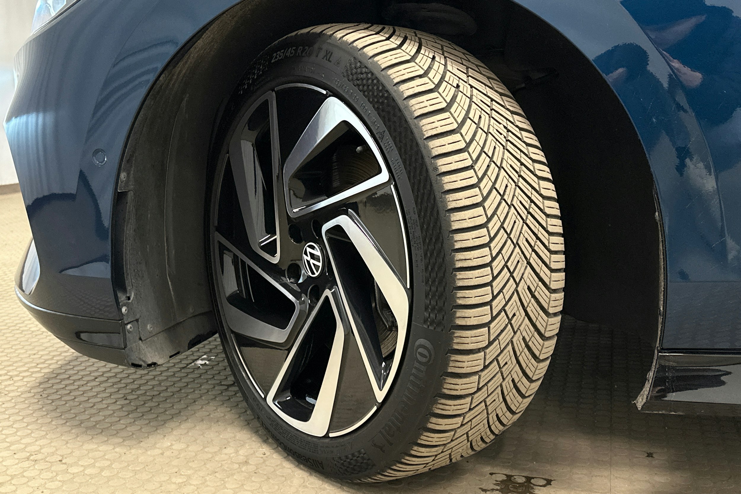 sininen Volkswagen ID.7 2023 kuva 13.