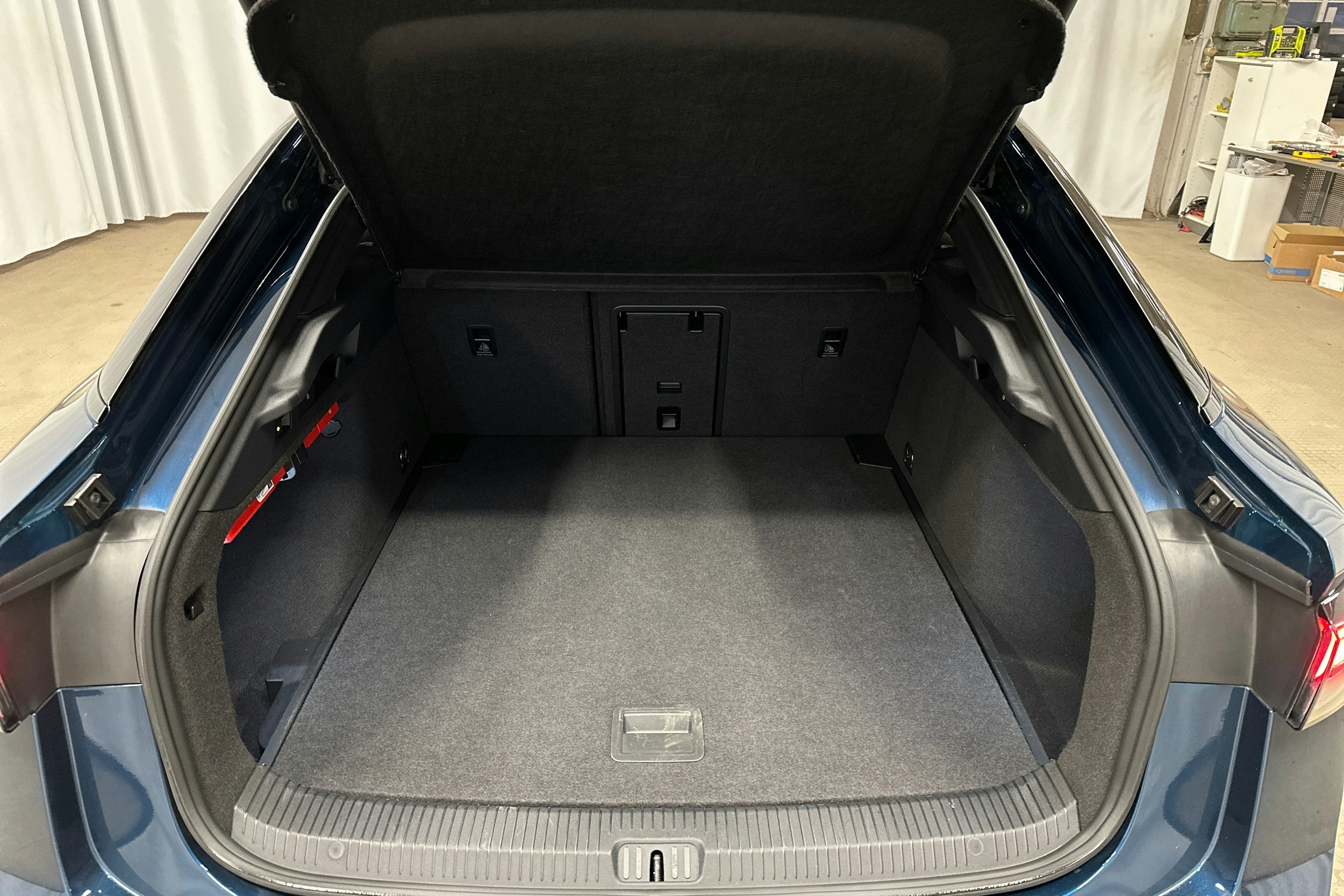 sininen Volkswagen ID.7 2023 kuva 14.