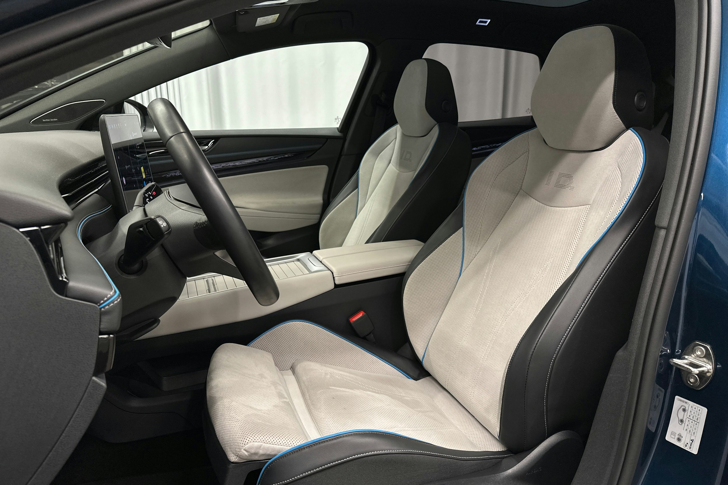 sininen Volkswagen ID.7 2023 kuva 18.