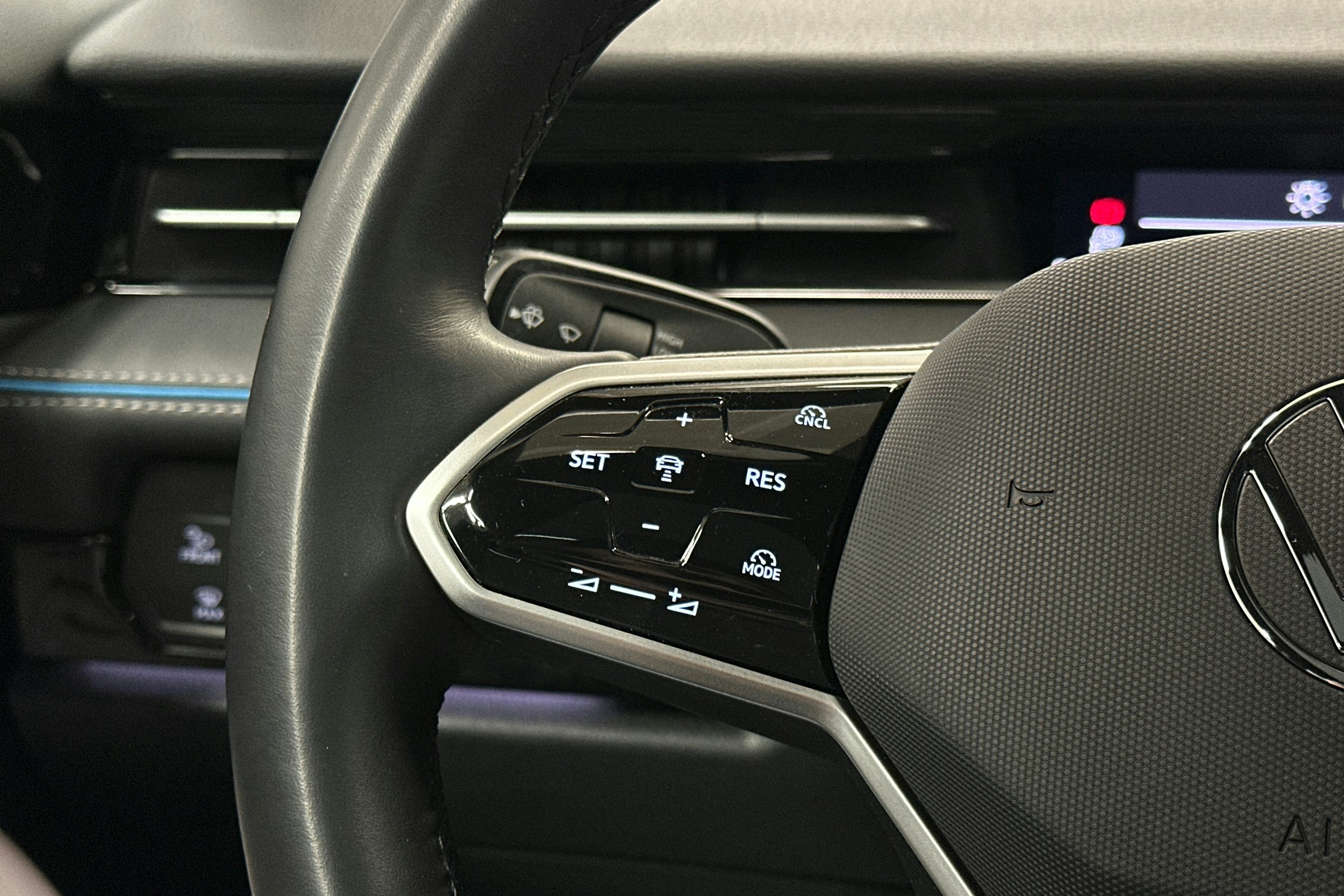 sininen Volkswagen ID.7 2023 kuva 22.