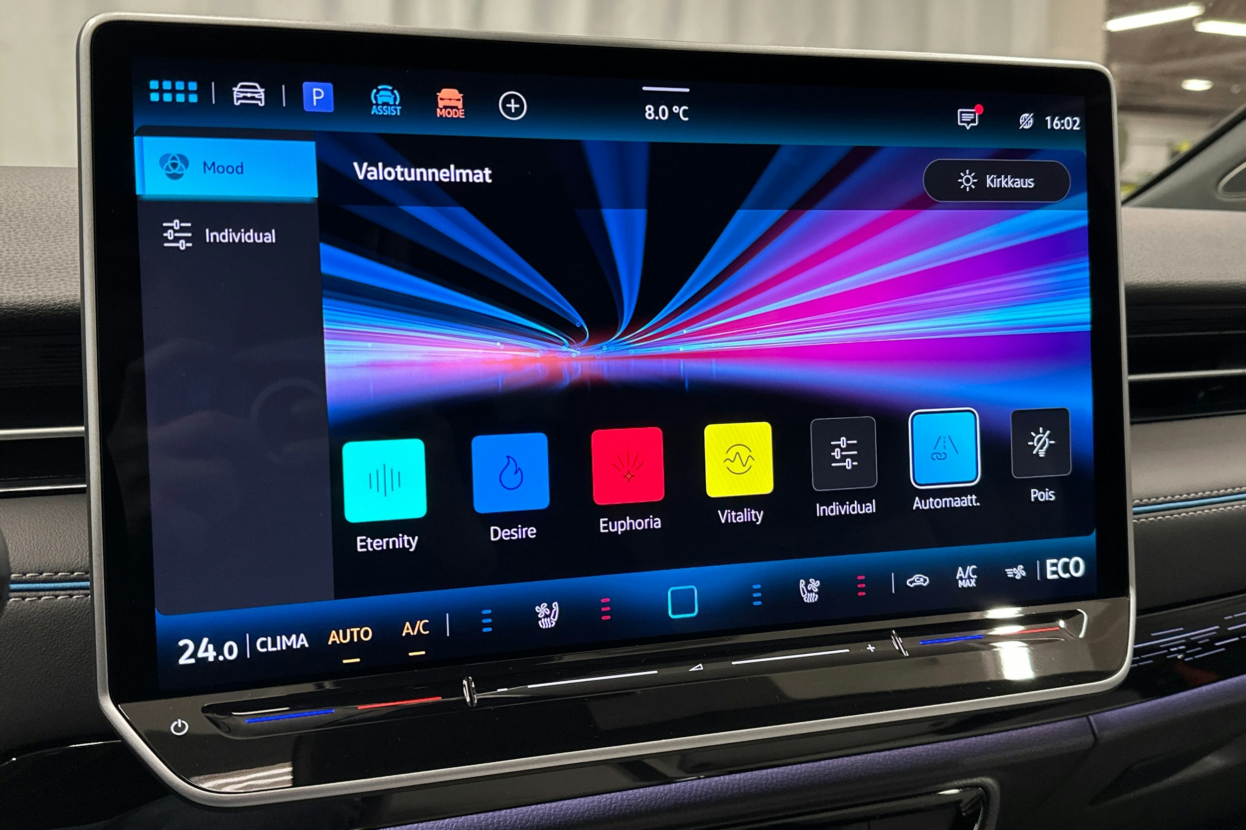 sininen Volkswagen ID.7 2023 kuva 32.