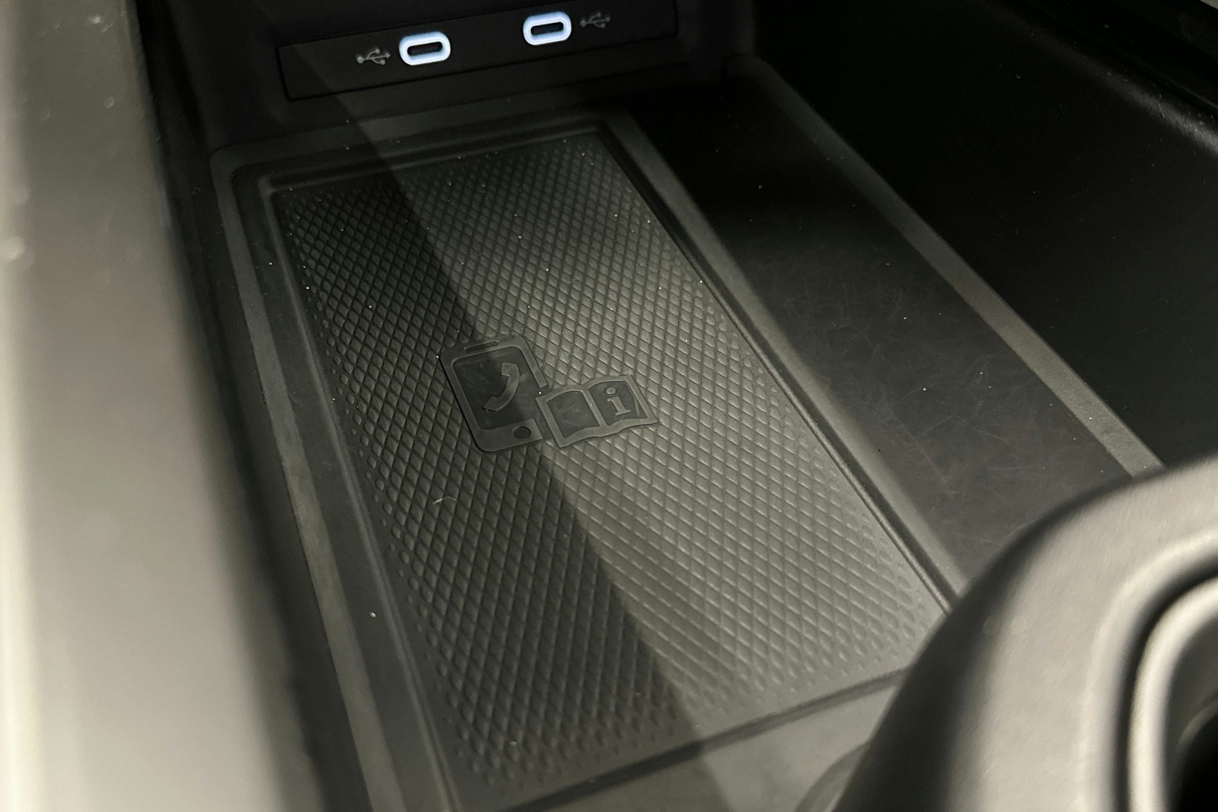 sininen Volkswagen ID.7 2023 kuva 36.