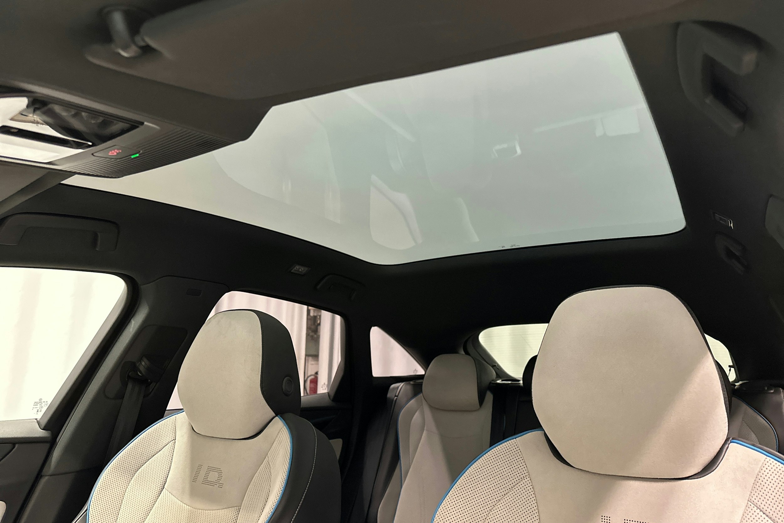 sininen Volkswagen ID.7 2023 kuva 38.