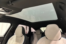 sininen Volkswagen ID.7 2023 kuva 38.