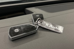 sininen Volkswagen ID.7 2023 kuva 39.