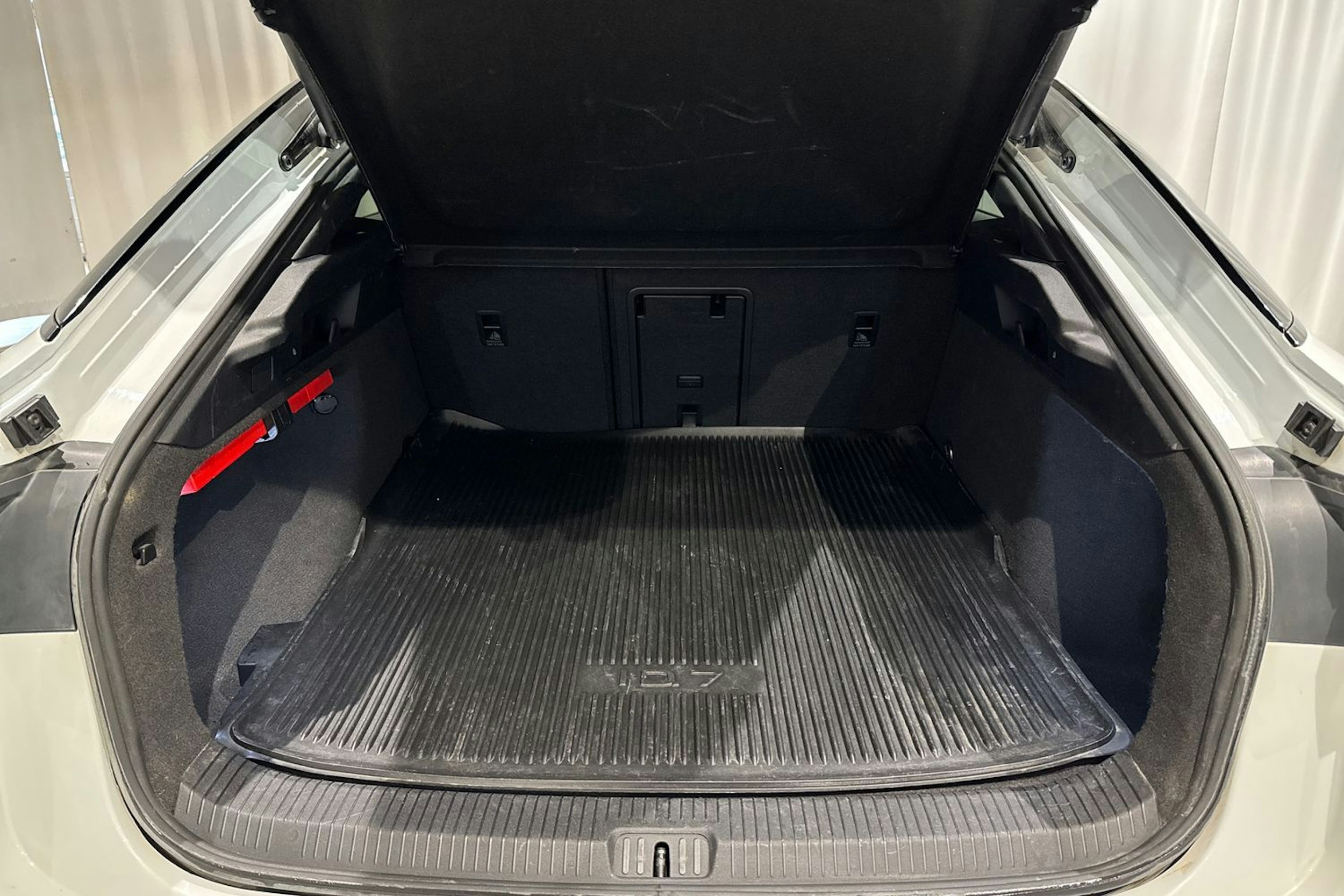 valkoinen Volkswagen ID.7 2024 kuva 15.