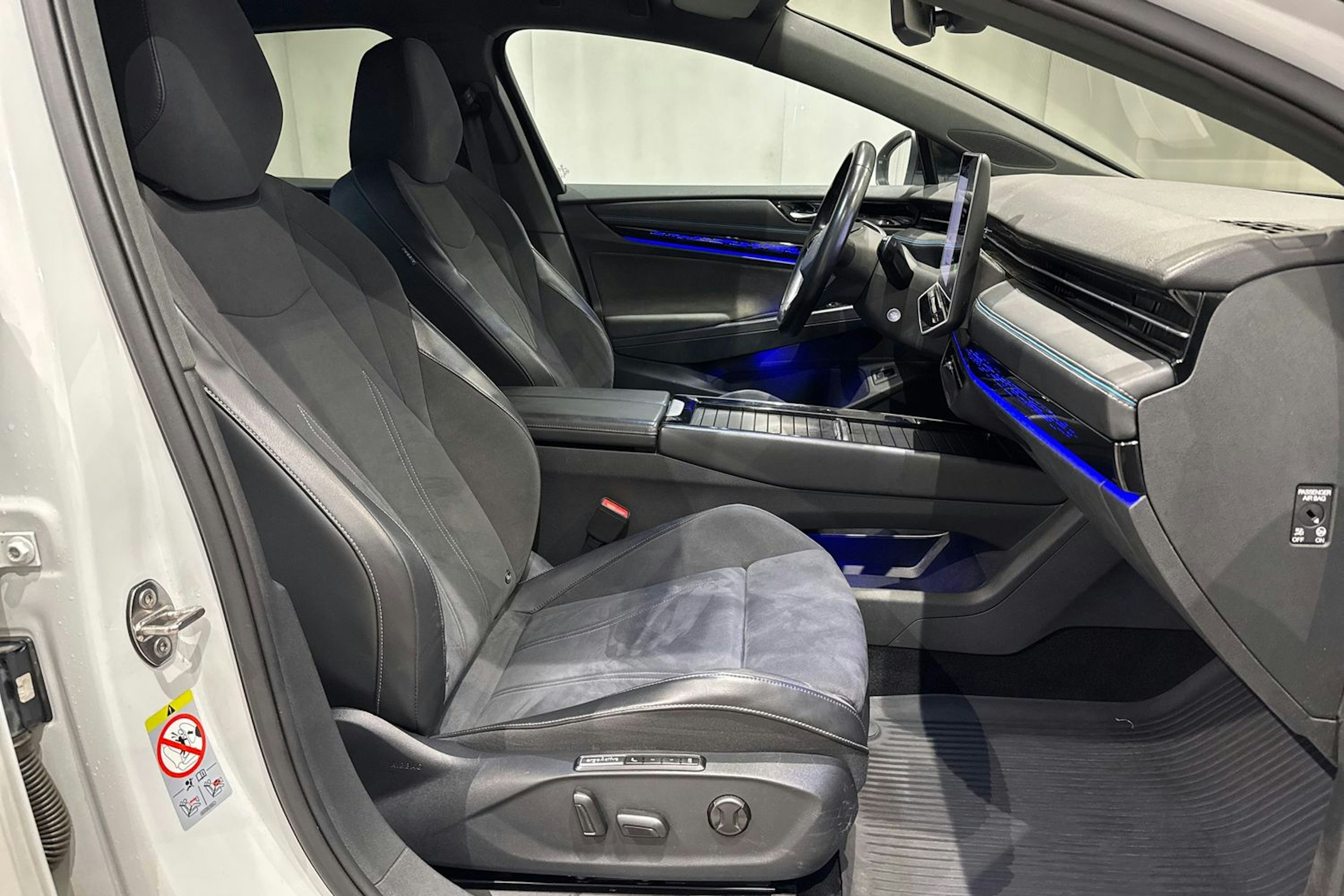 valkoinen Volkswagen ID.7 2024 kuva 16.