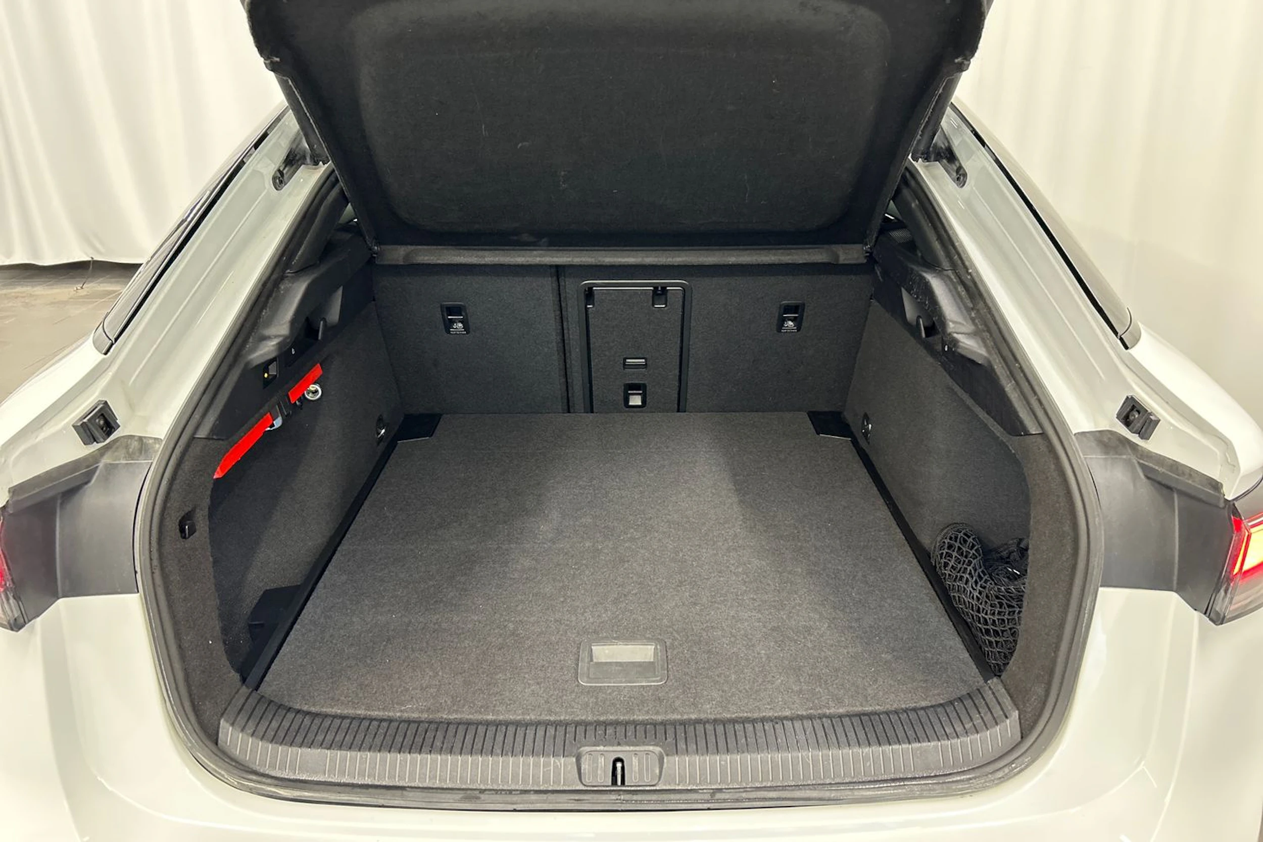 valkoinen Volkswagen ID.7 2024 kuva 13.