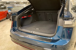 sininen Volkswagen ID.7 2024 kuva 15.