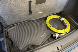 sininen Volkswagen ID.7 2024 kuva 17.