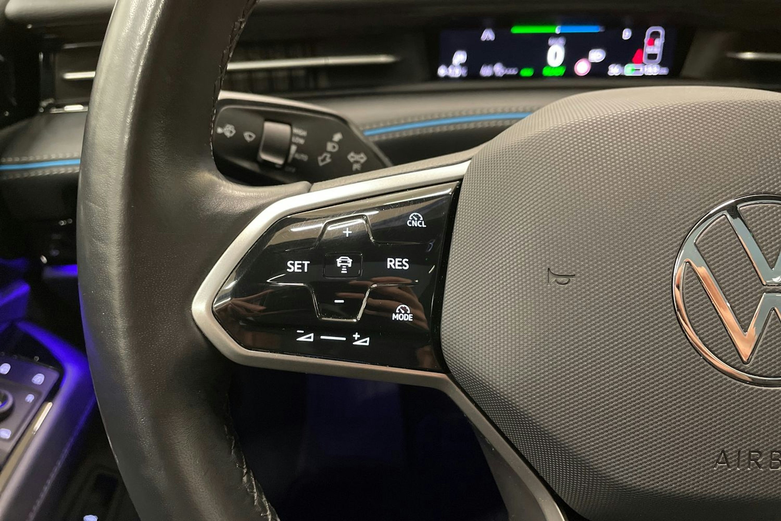 sininen Volkswagen ID.7 2024 kuva 23.