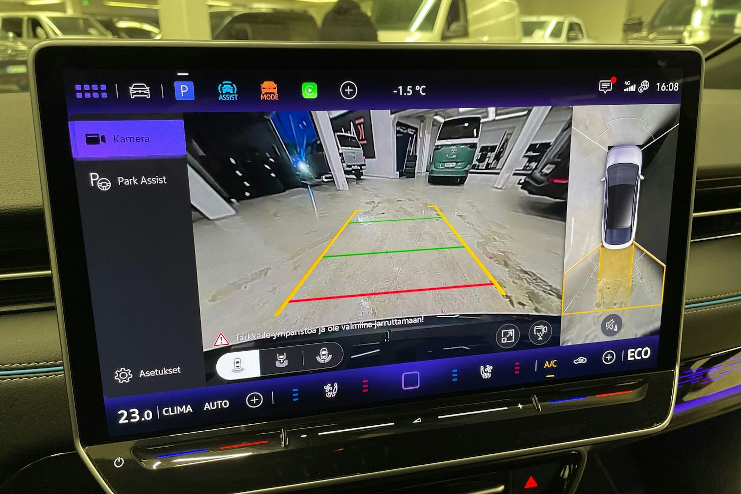 sininen Volkswagen ID.7 2024 kuva 28.