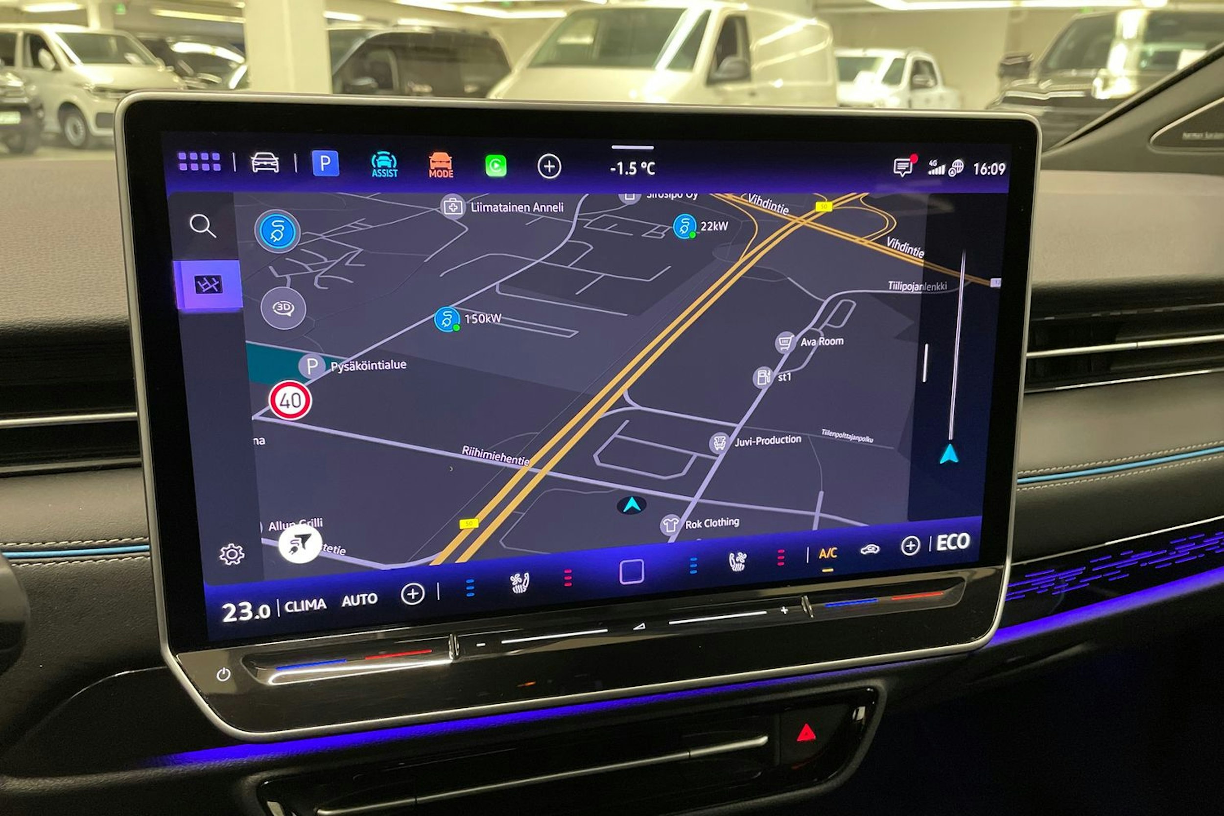 sininen Volkswagen ID.7 2024 kuva 32.