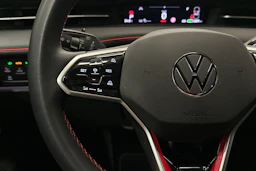 punainen Volkswagen ID.7 2024 kuva 11.