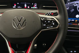 punainen Volkswagen ID.7 2024 kuva 12.