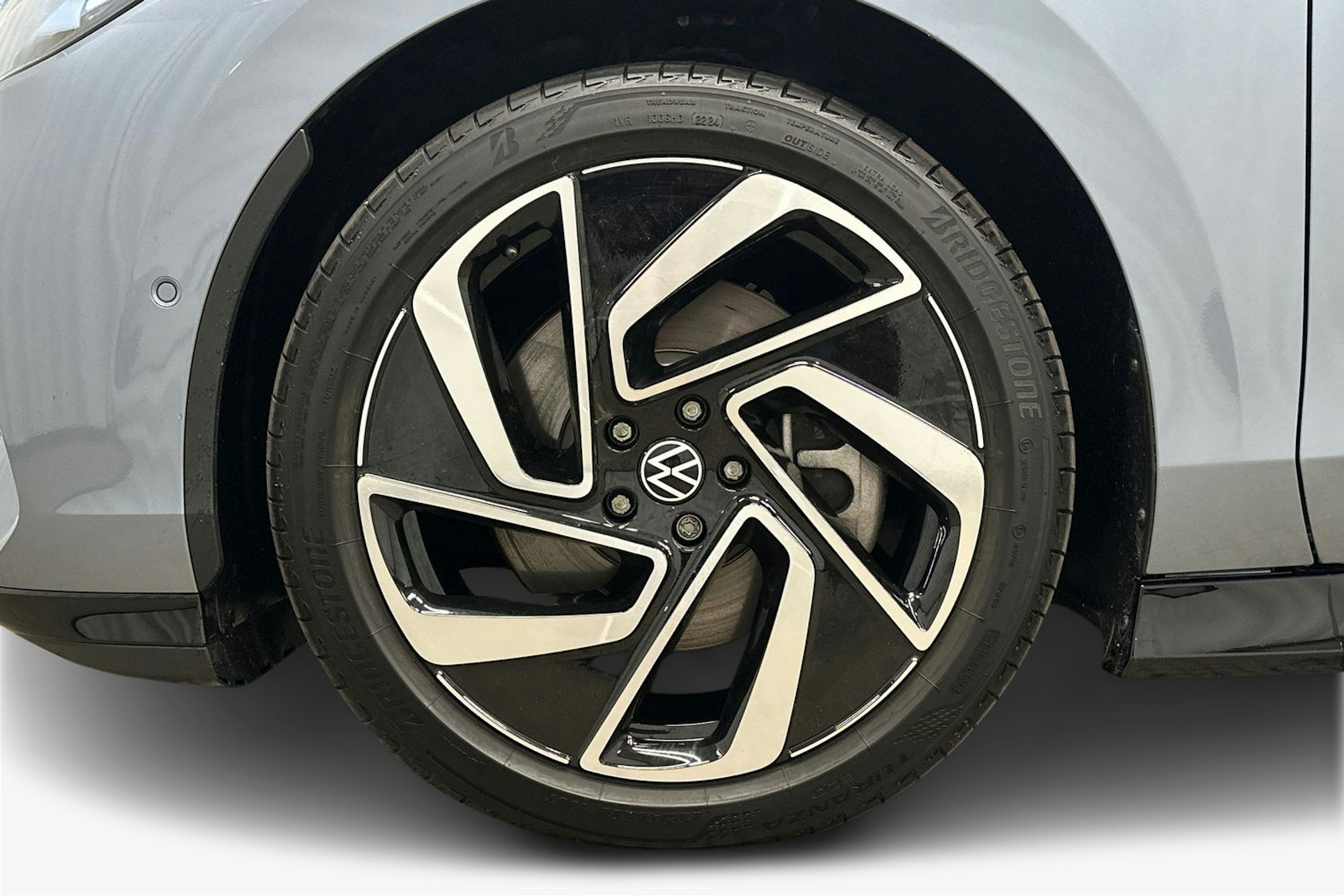 sininen Volkswagen ID.7 2024 kuva 11.